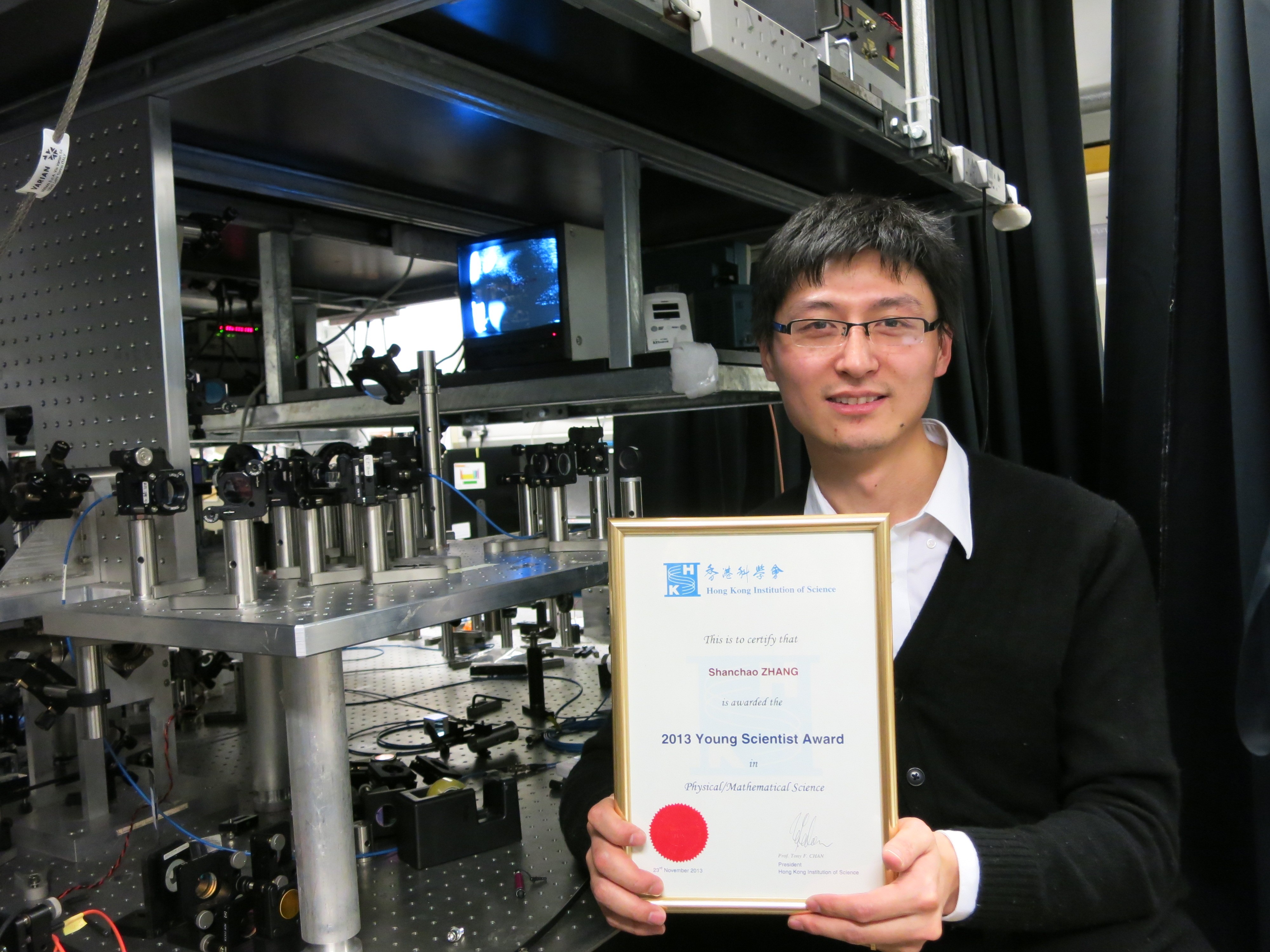  Zhang Shanchao with his award.