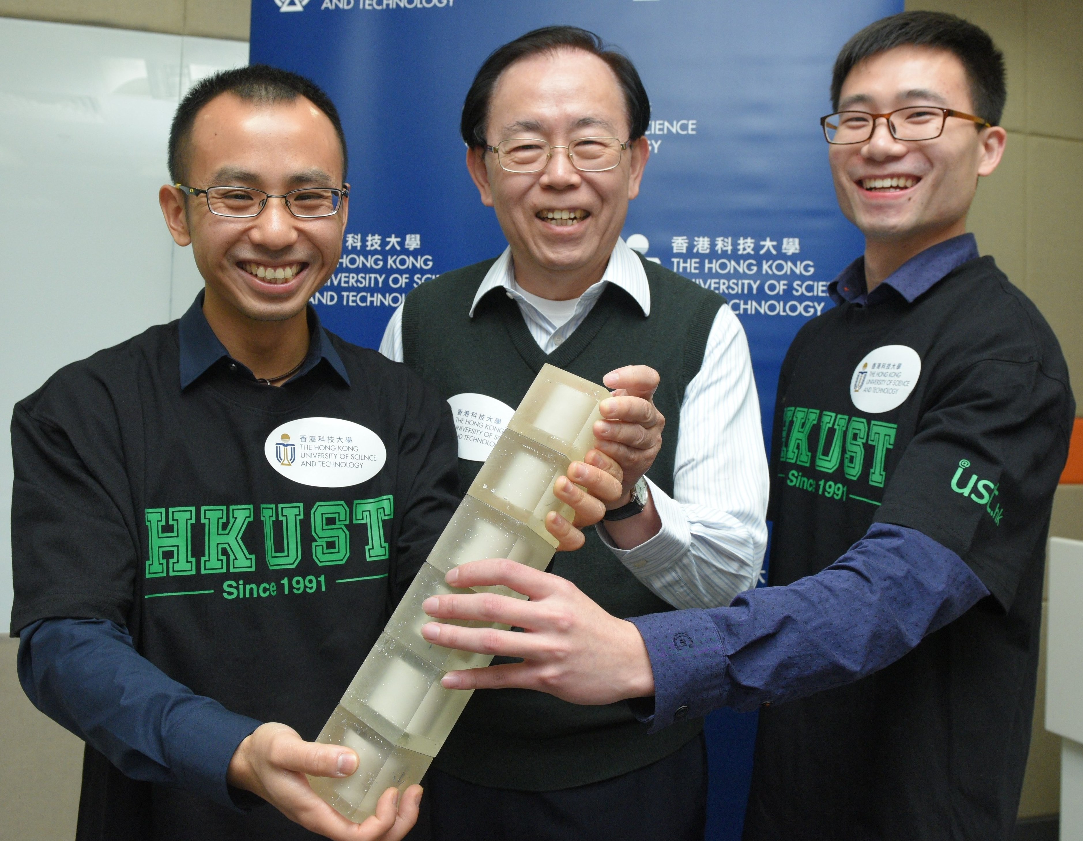  Prof Sheng Ping(Middle) and his research team members Dr Ma Guancong(Left) and Mr Fu Caixing(Right)