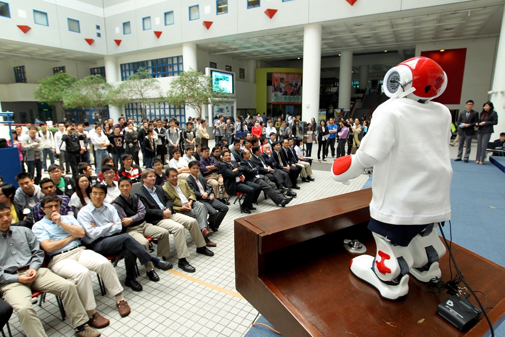  A robot addresses the audience at the HKUST Atrium.