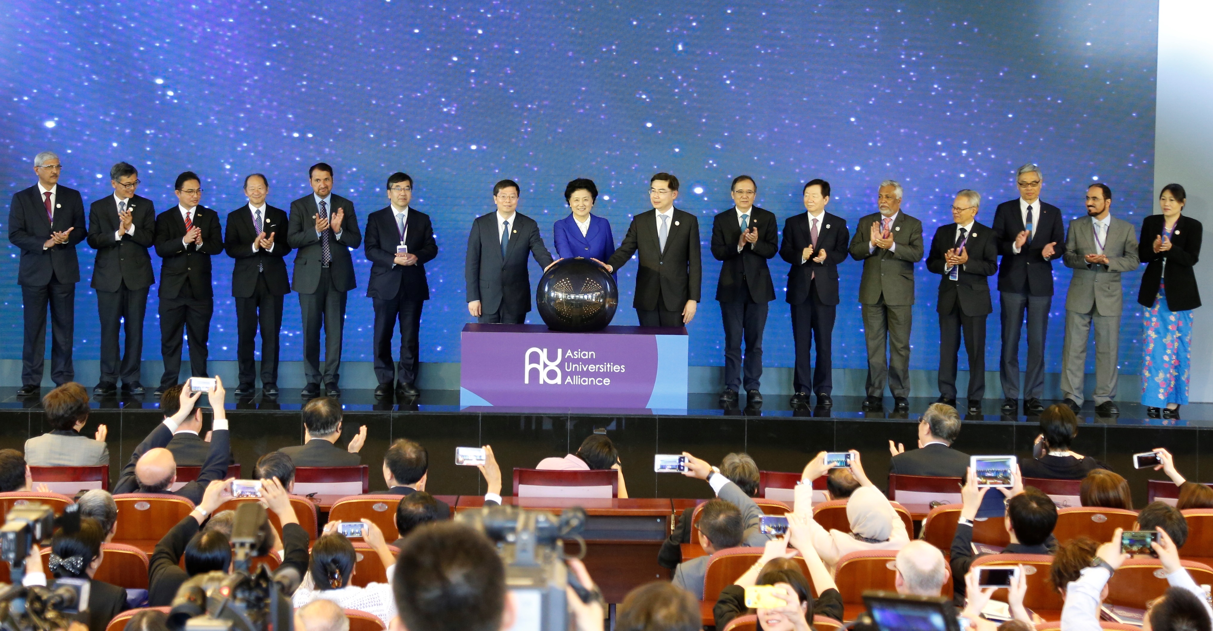  The Chinese Vice-Premier Liu Yandong (middle), the AUA President Tsinghua University President Professor Qiu Yong (seventh left), and the AUA Executive President Chulalongkorn University President Professor Bundhit Eua-arporn (eighth right), together with the founding members officiated at the AUA launch ceremony.