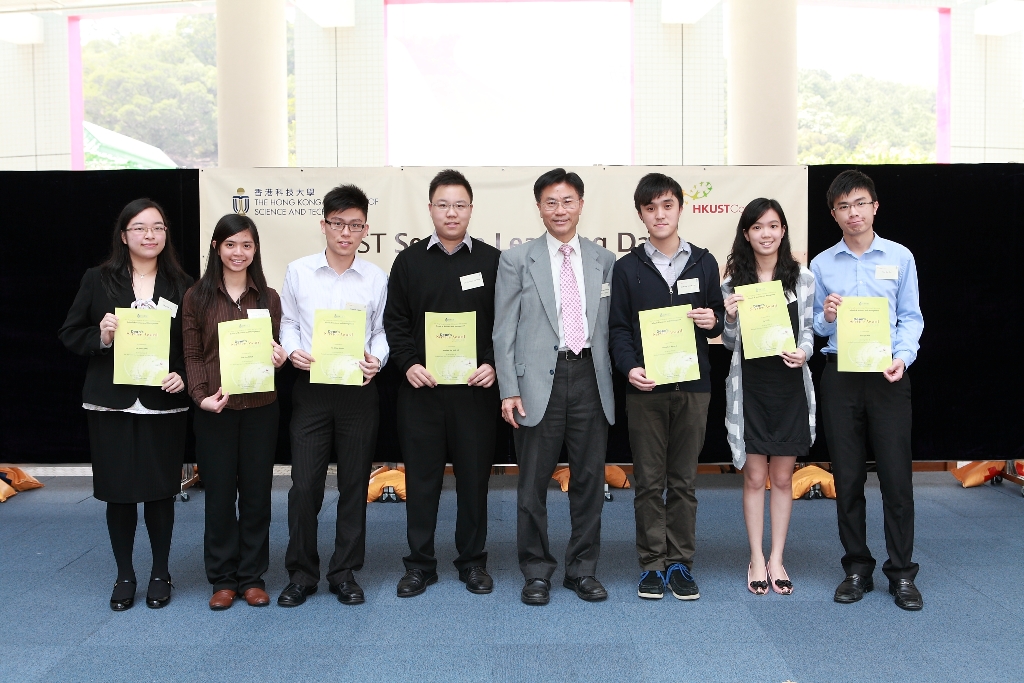 科 大 商 学 院 院 长 （ 右 四 ） 颁 发 奖 状 给 院 长 社 会 服 务 奖 得 奖 同 学 。	