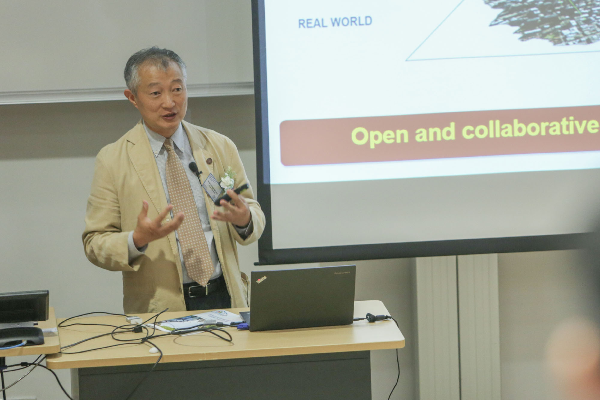  中國工程院院士、深圳市規劃與國土資源局副局長及深圳市智慧城市研究會榮譽主席郭仁忠教授闡述虛擬地理環境對發展智慧城市的重要性。