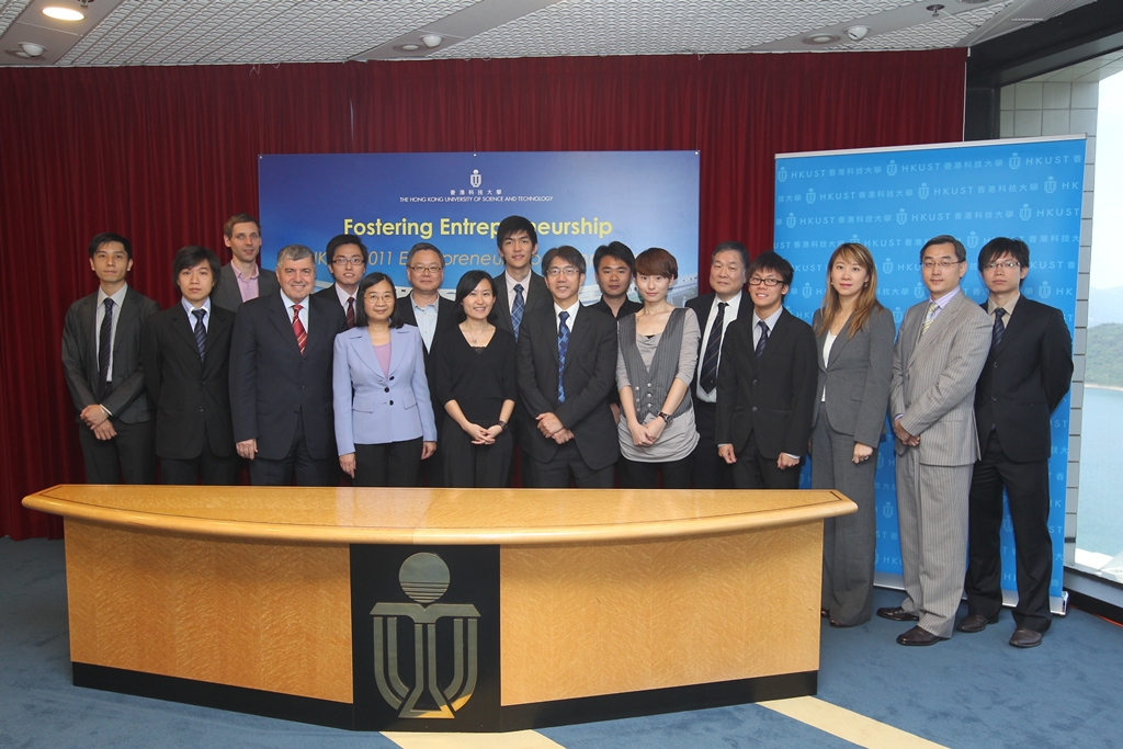  Winning team members with HKUST professors
