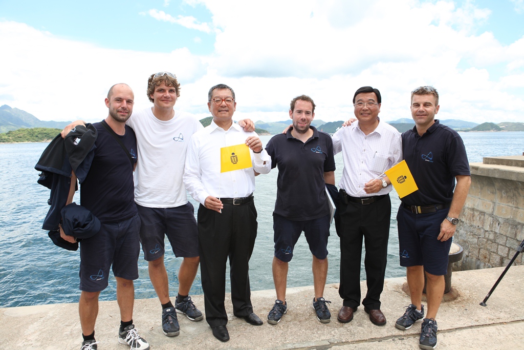 科 大 副 校 长 黄 玉 山 教 授 （ 右 二 ） 及 翁 以 登 博 士 （ 左 三 ）欢 迎 PlanetSolar 团 队	