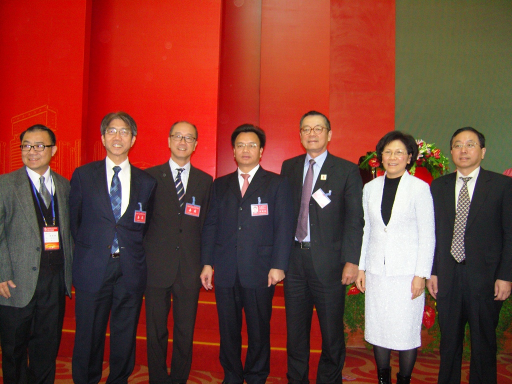  Professor Tony F Chan, HKUST President (third from left), Mr Wan Qingliang, Party Secretary and Mayor of Guangzhou Municipality (fourth from left) and other guests at the ceremony.