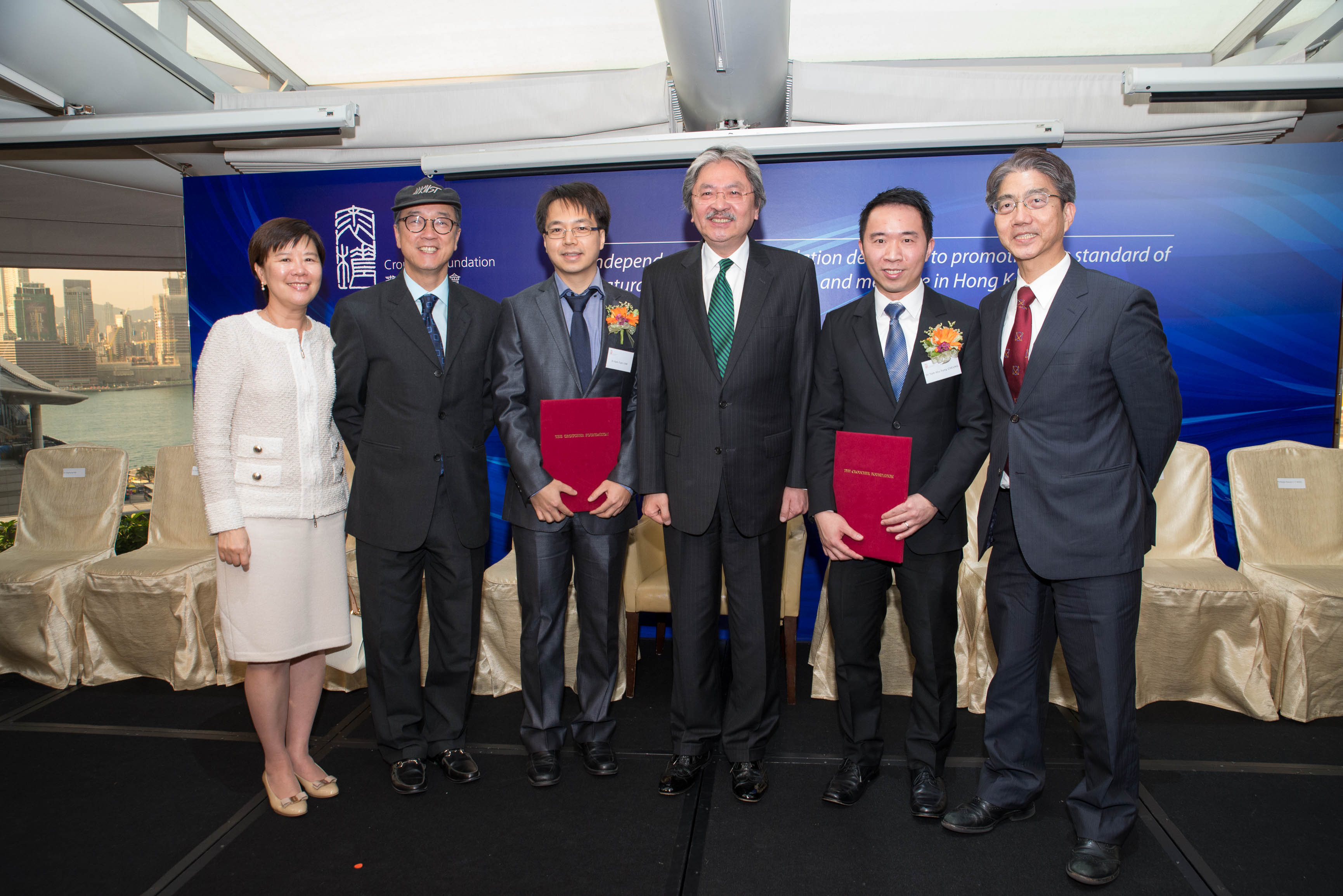  (From Left) Prof Nancy Ip, Dean of Science, Director of the State Key Laboratory of Molecular Neuroscience and The Morningside Professor of Life Science at HKUST; Prof Tony F Chan, HKUST President; Dr Kam Tuen Law; Mr John Tsang Chun-wah, Financial Secretary of the HKSAR Government; Dr Tom Hiu Tung Cheung; and Prof Joseph Hun-wei Lee, Vice-President for Research and Graduate Studies.