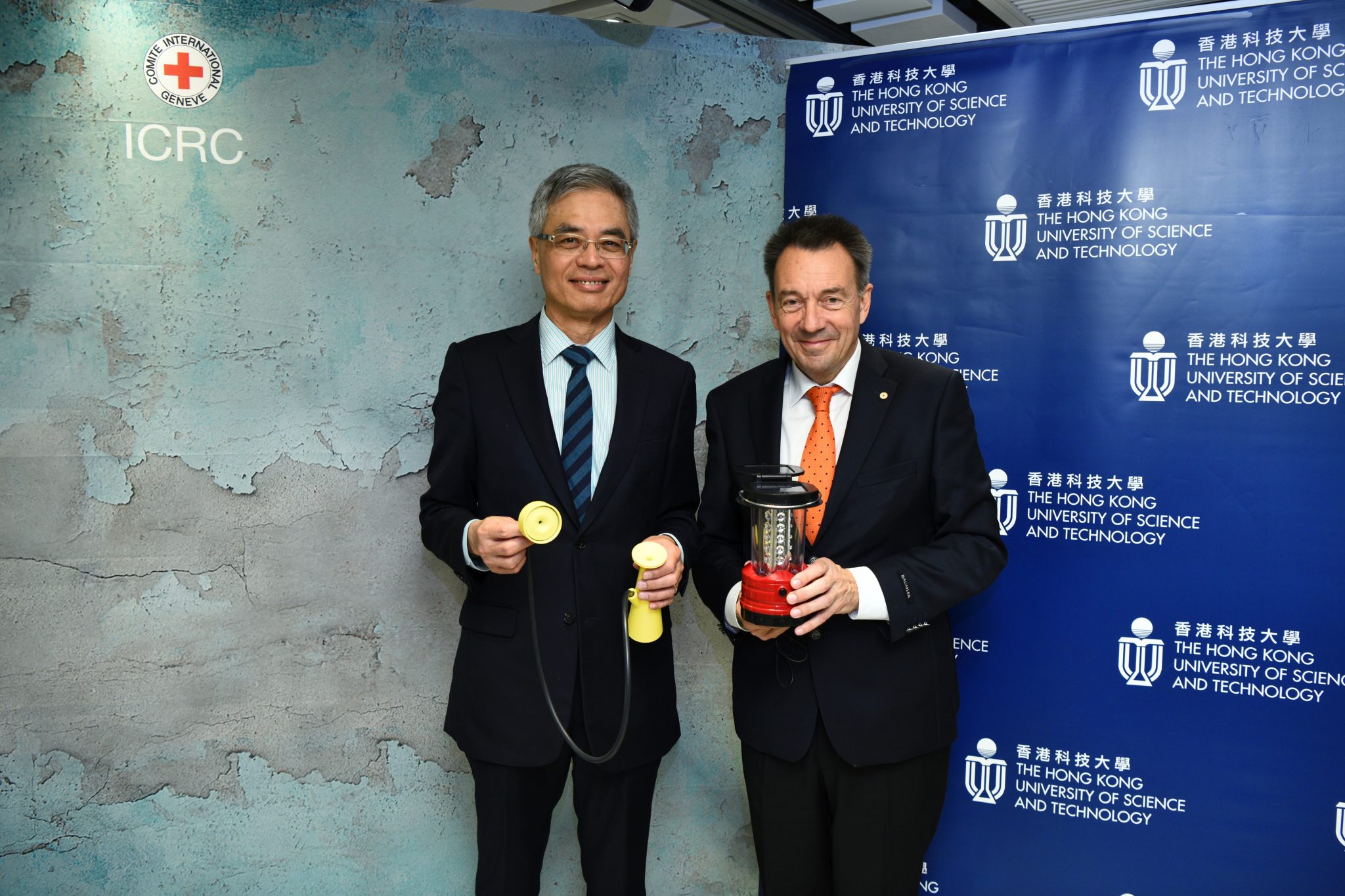  史维教授及彼得·毛雷尔先生向传媒介绍ICRC展品。