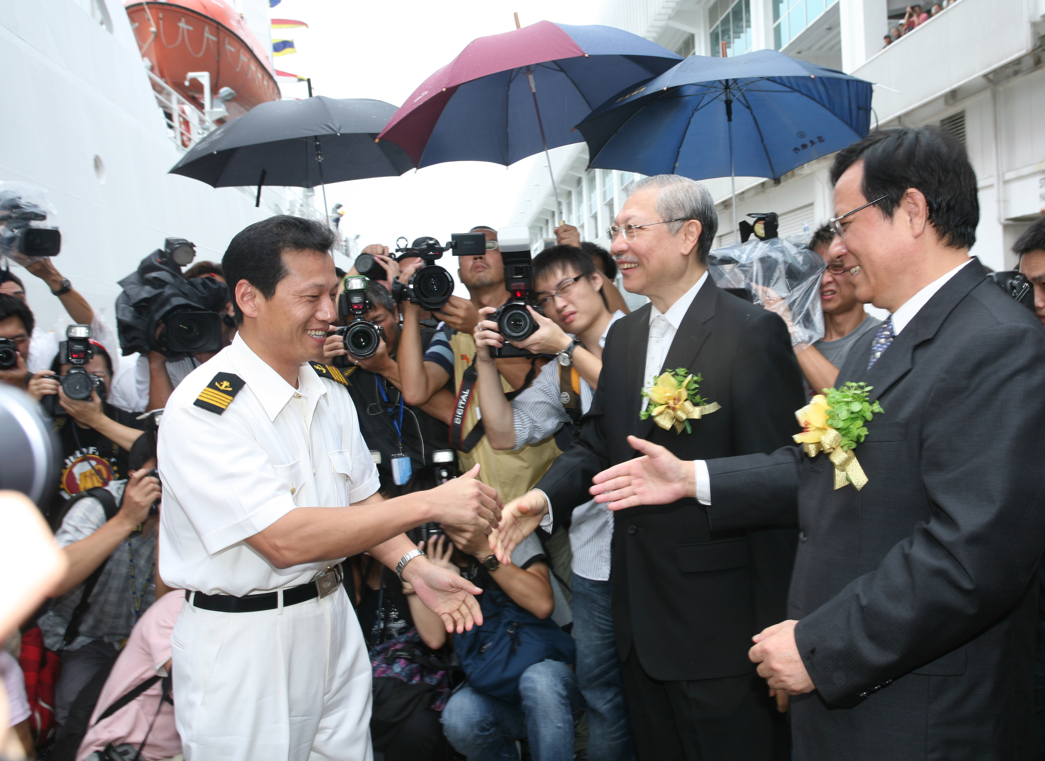  State Oceanic Administration's Deputy Administrator Wang Fei and Secretary for Education Michael Suen Ming-yeung meeting the captain of Dayang Yihao.