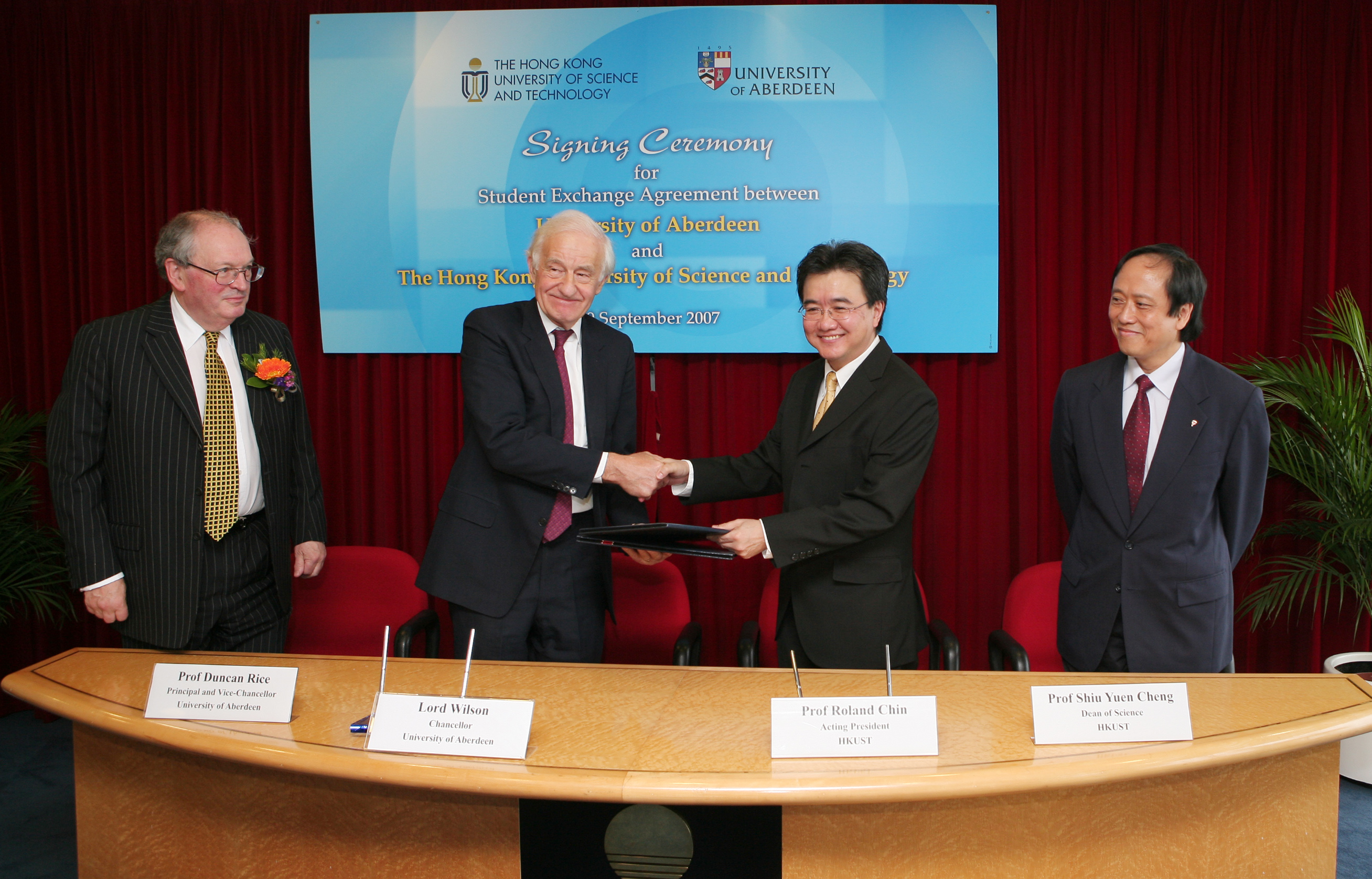  科大署理校长钱大康教授及科大理学院院长郑绍远教授今日与阿伯丁大学校监卫奕信勋爵及阿伯丁大学校长Prof Duncan Rice签订本科生交流备忘协议。