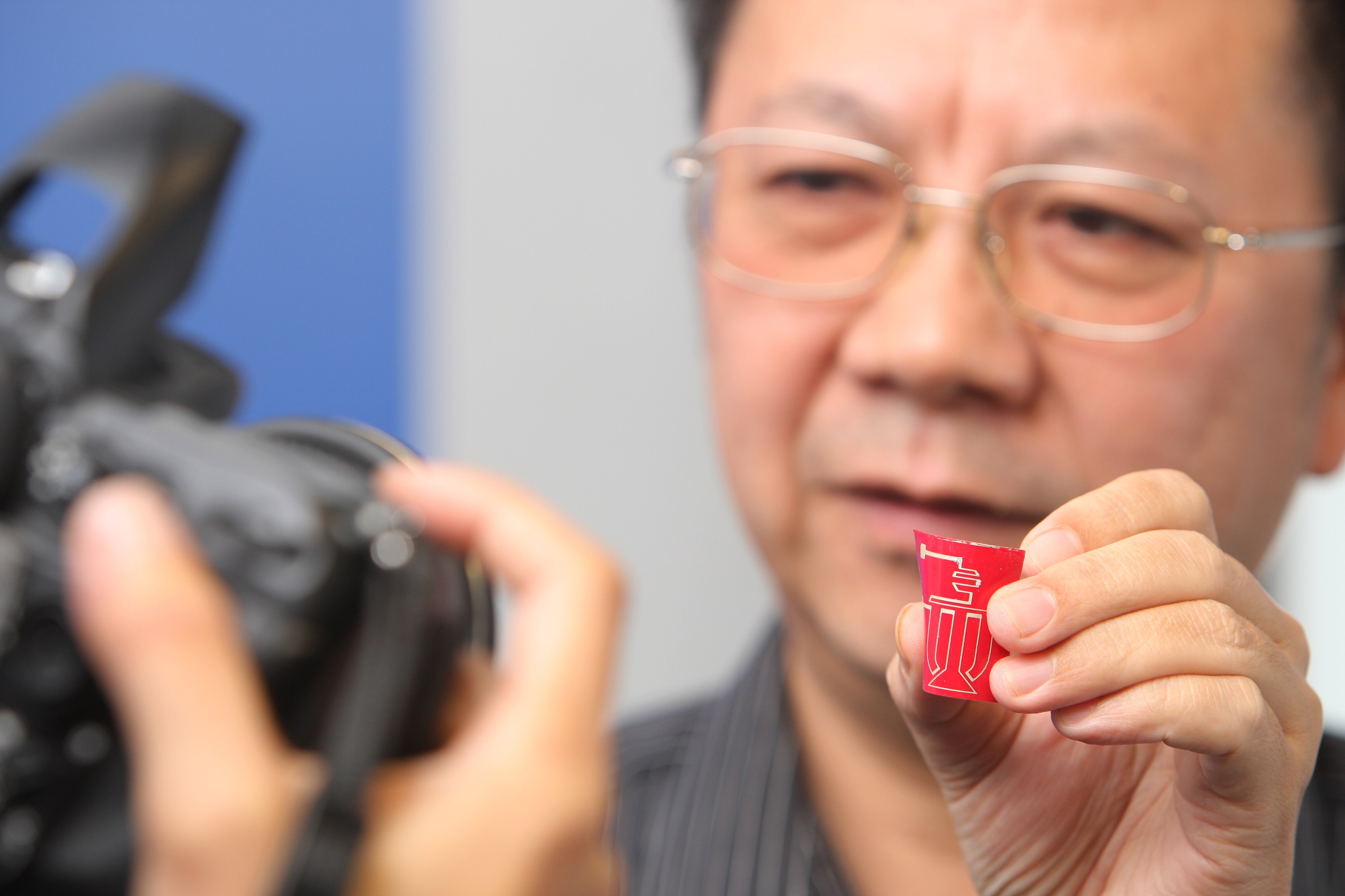  溫維佳教授展示其柔靱如紙，可摺叠的顯示屏。