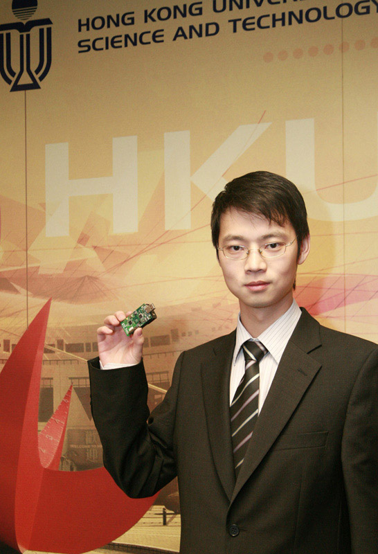 2007 年 香 港 信 息 及 通 讯 科 技 奖 最 佳 创 新 及 研 究 大 奖 得 主 李 默 。	