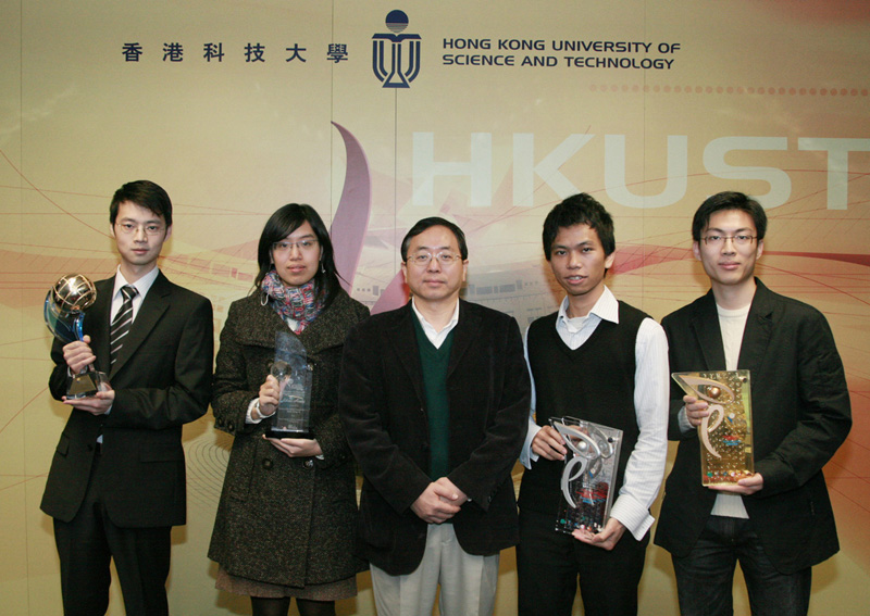 科 大 师 生 一 共 获 三 个 2007 年 香 港 信 息 及 通 讯 科 技 奖 项 。 图 为 计 算 器 科 学 及 工 程 学 系 系 主 任 倪 明 选 教 授 与 部 份 得 奖 者 合 照 。	