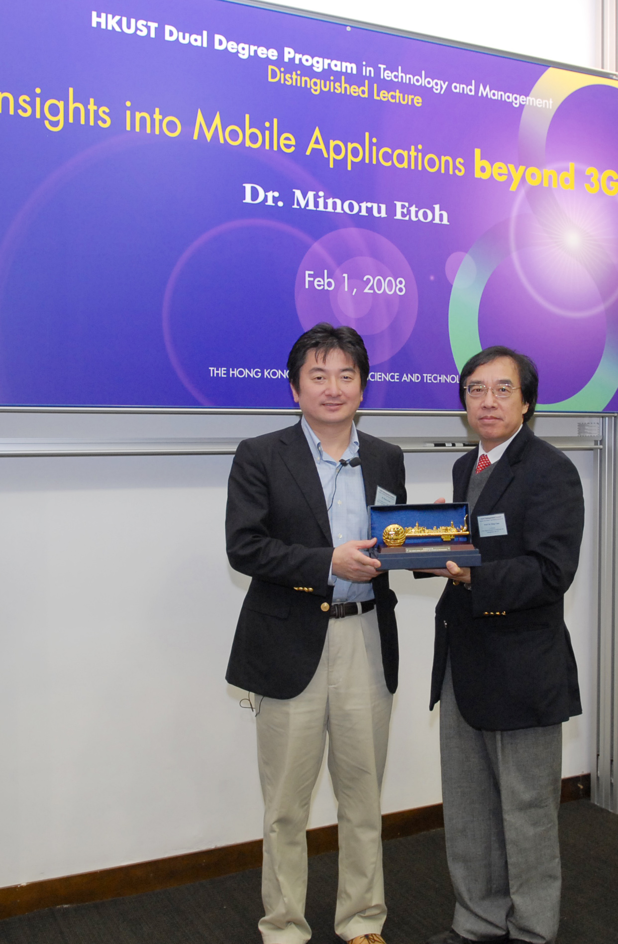  Prof Chi-Ming Chan, Co-Director of HKUST Dual Degree Program in Technology and Management presented a souvenir for Dr Minoru.