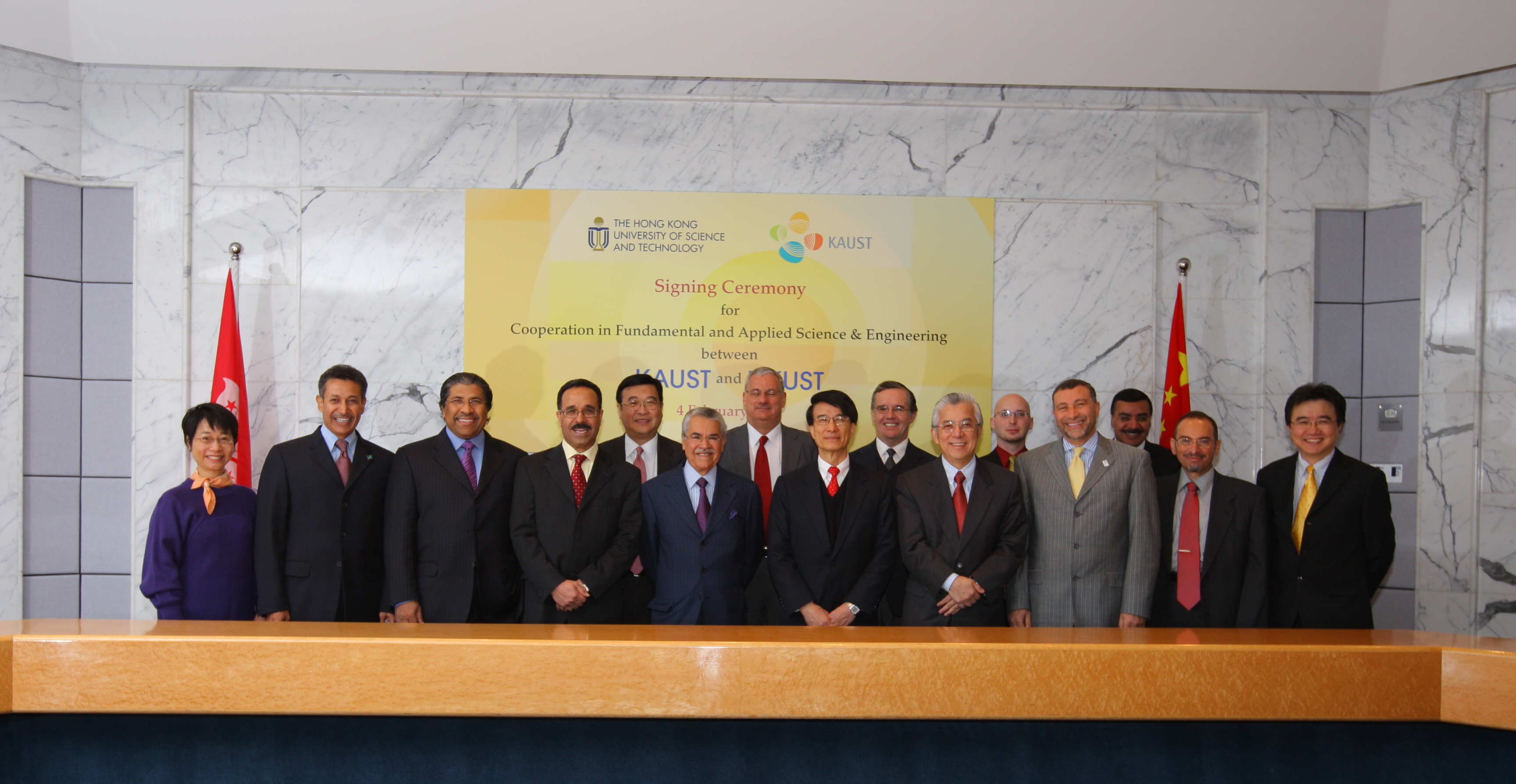  沙 特 阿 拉 伯 王 国 石 油 与 矿 产 资 源 大 臣 暨 阿 卜 杜 拉 国 王 科 技 大 学 校 董 会 主 席 His Excellency Ali I. Naimi （ 前 排 左 五 ） 率 领 代 表 团 访 问 香 港 科 大 ， 并 与 香 港 科 大 校 长 朱 经 武 教 授 （ 前 排 左 六 ） 签 订 备 忘 协 议 ， 开 展 两 校 在 海 洋 生 态 基 因 及 纳 米 技 术 领 域 的 合 作 。
