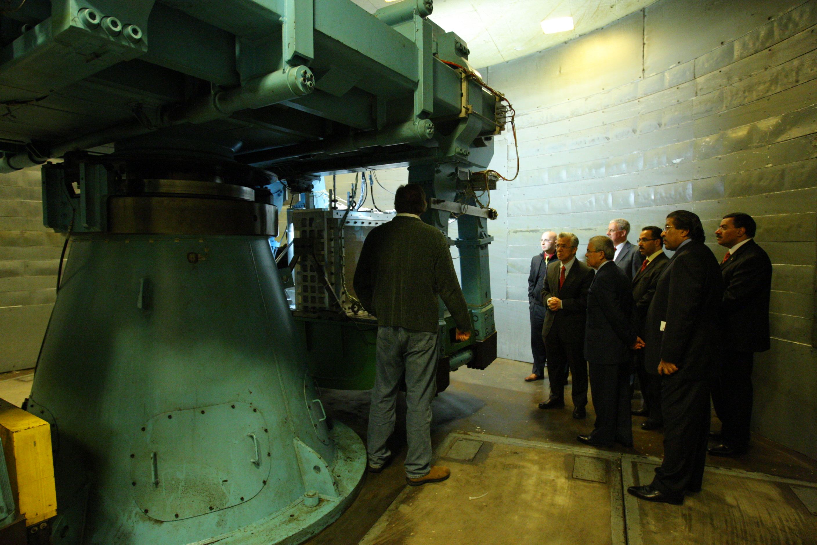  沙 特 阿 拉 伯 王 国 石 油 与 矿 产 资 源 大 臣 暨 阿 卜 杜 拉 国 王 科 技 大 学 校 董 会 主 席 His Excellency Ali I. Naimi （ 左 三 ） 参 观 香 港 科 大 的 岩 土 工 程 离 心 机 实 验 所 。