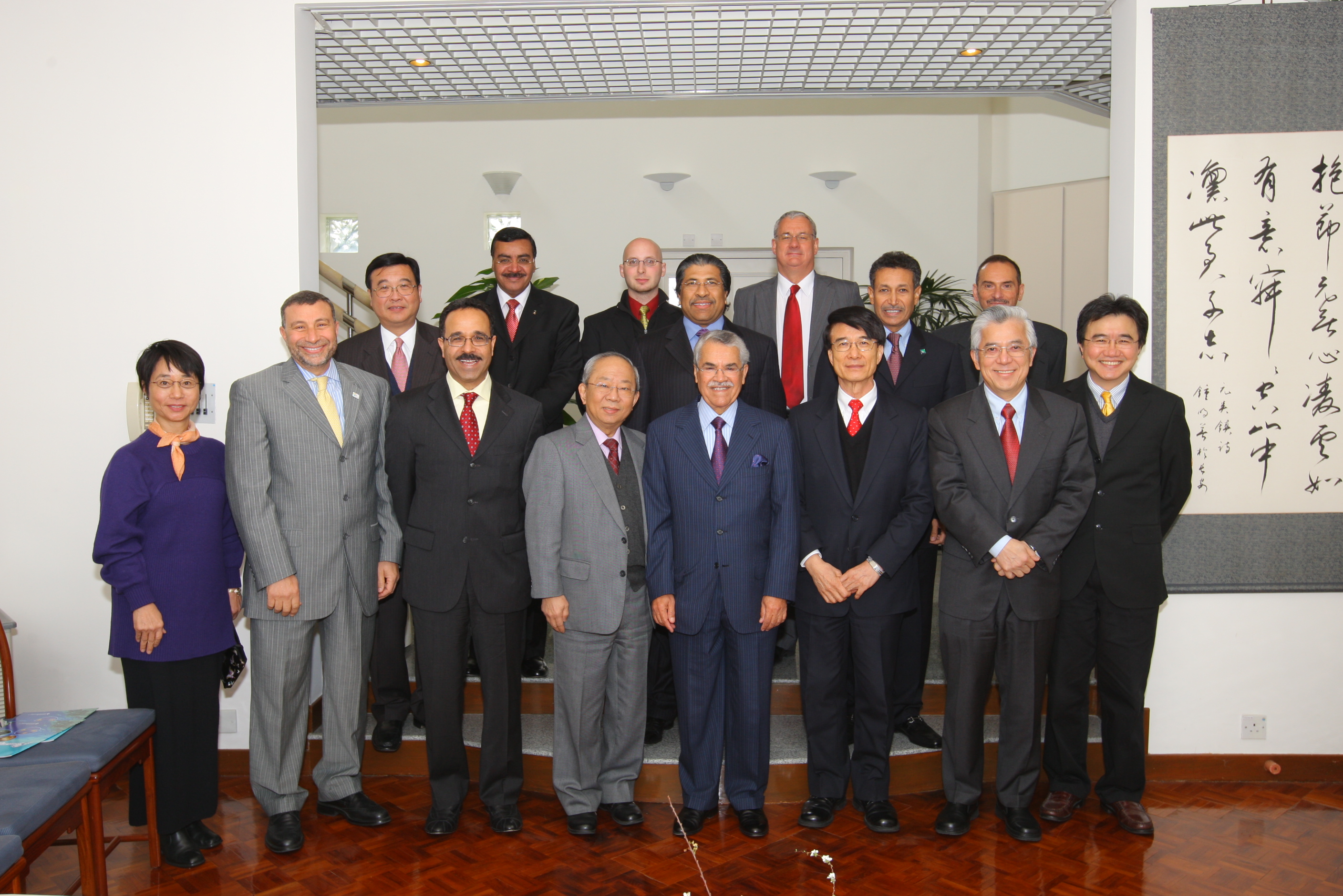  来 访 嘉 宾 在 校 长 宿 舍 合 照 留 念