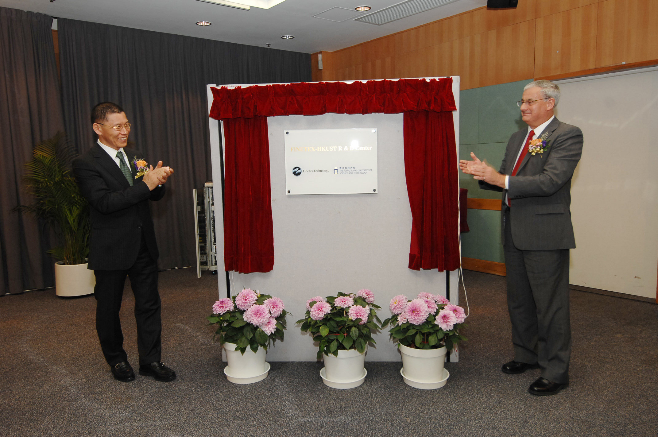  易 东 莱 教 授 与Finetex Technology Global Ltd行 政 总 裁 Jong Chul Park 先 生 主 持Finetex -科 大 研 究 中 心 揭 幕 仪 式 。