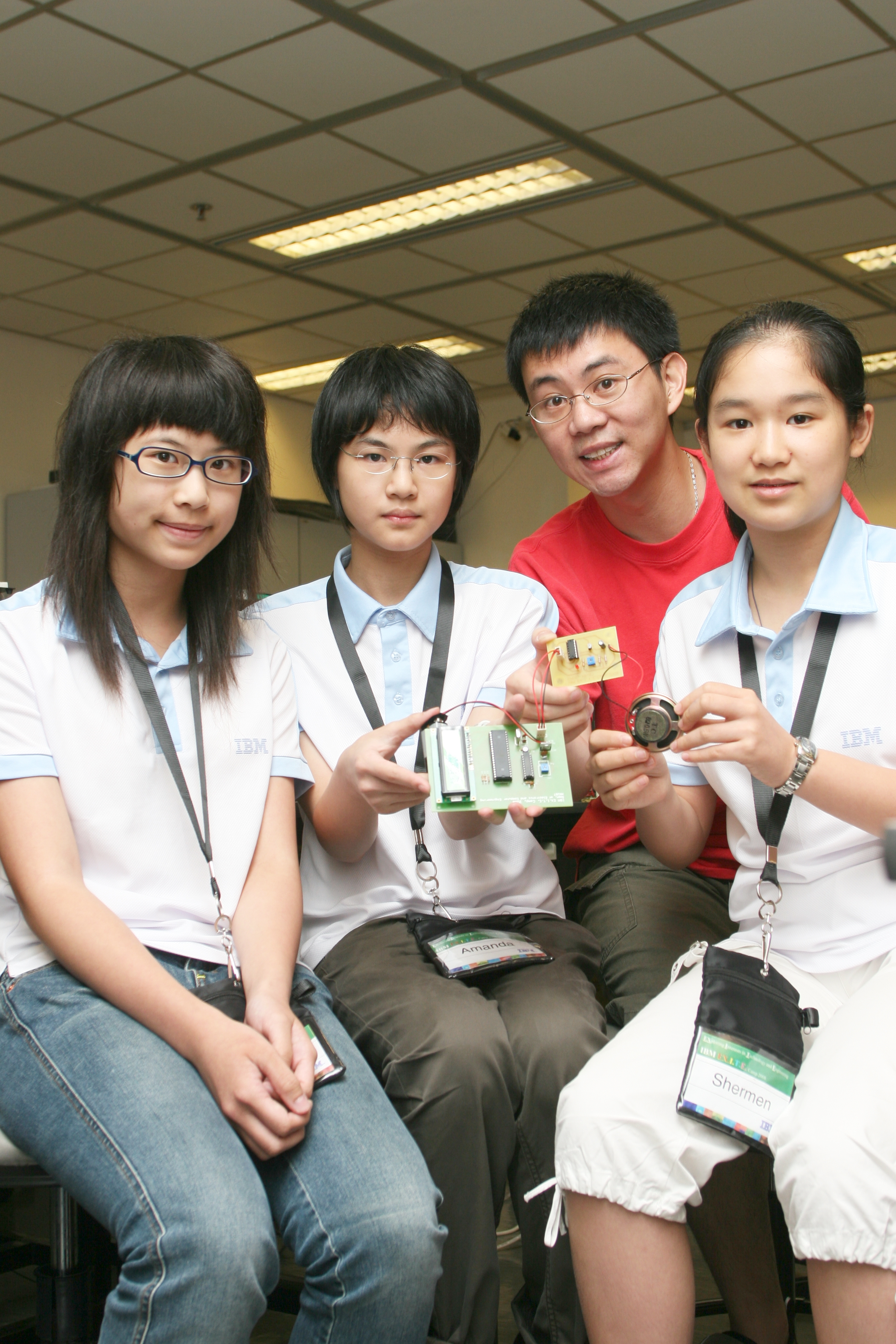  学生与科大导师展示她们的努力成果 － 地震感应器。
