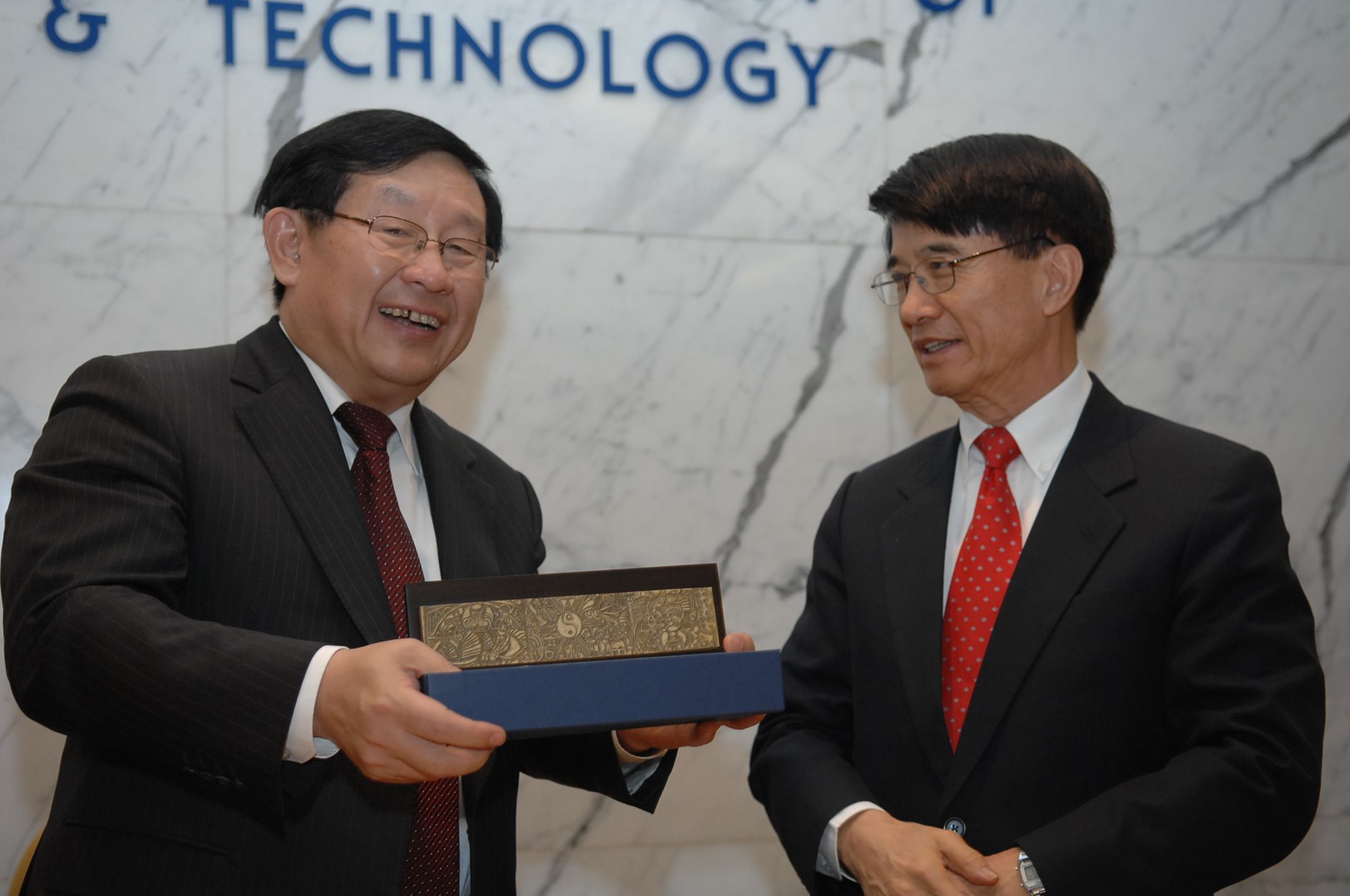  朱 經 武 校 長 向 萬 鋼 部 長 頒 發 紀 念 品