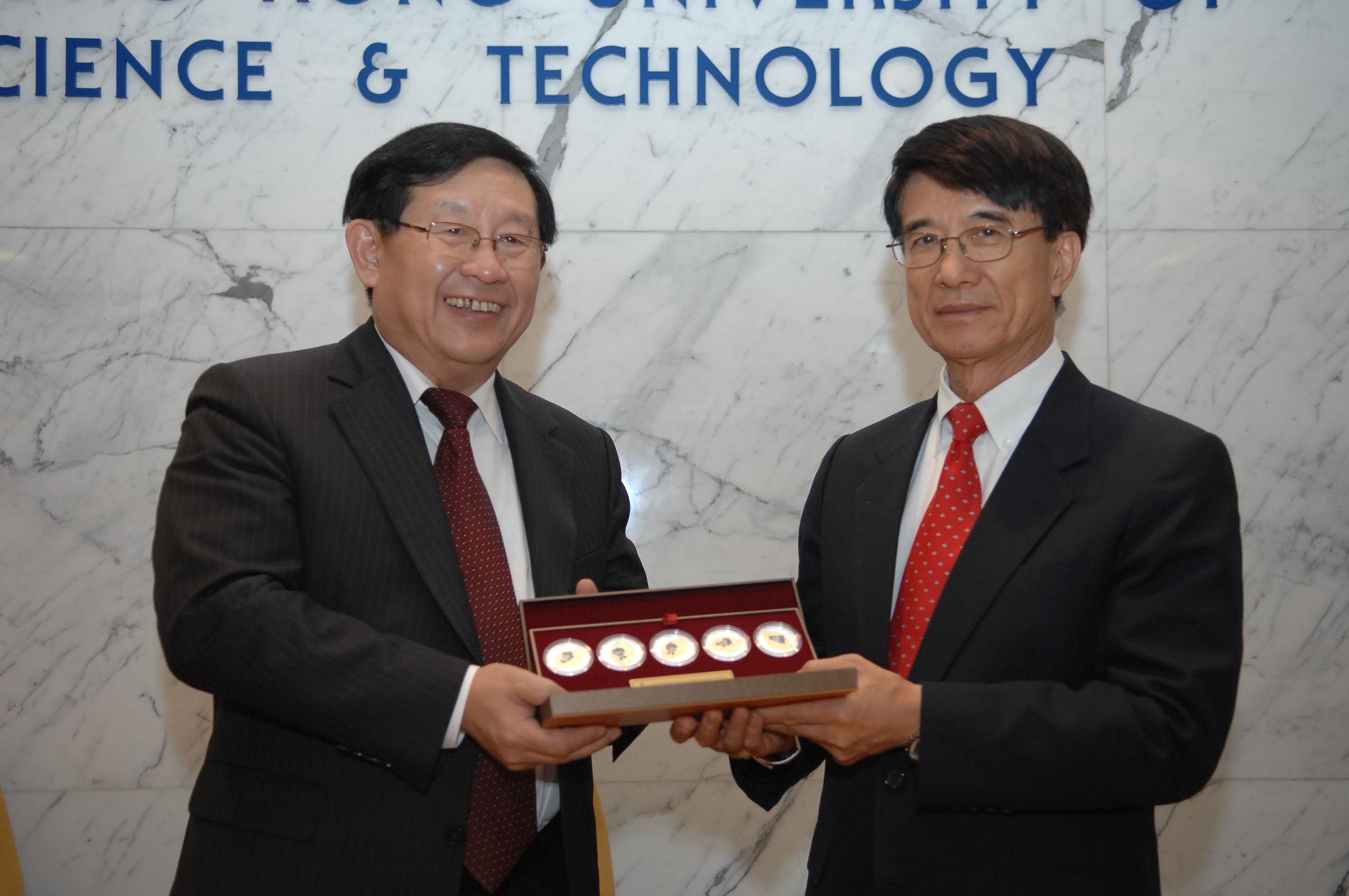  萬 鋼 部 長 向 朱 經 武 校 長 頒 發 紀 念 品