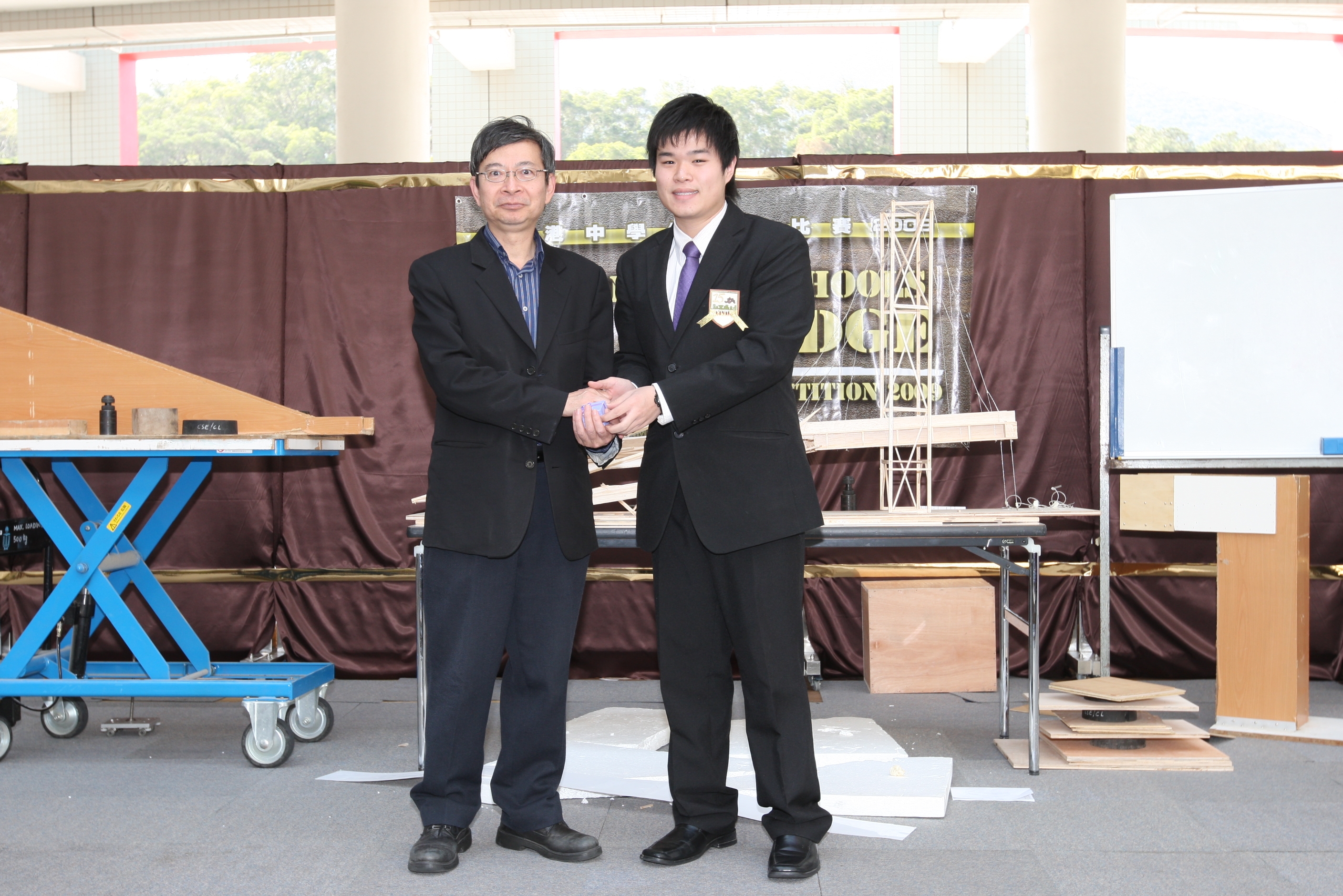  主 席 評 判 梁 以 德 工 程 師 教 授 接 受 科 大 土 木 及 環 境 工 程 系 學 生 會 會 長 雷 子 儉 同 學 頒 贈 紀 念 品