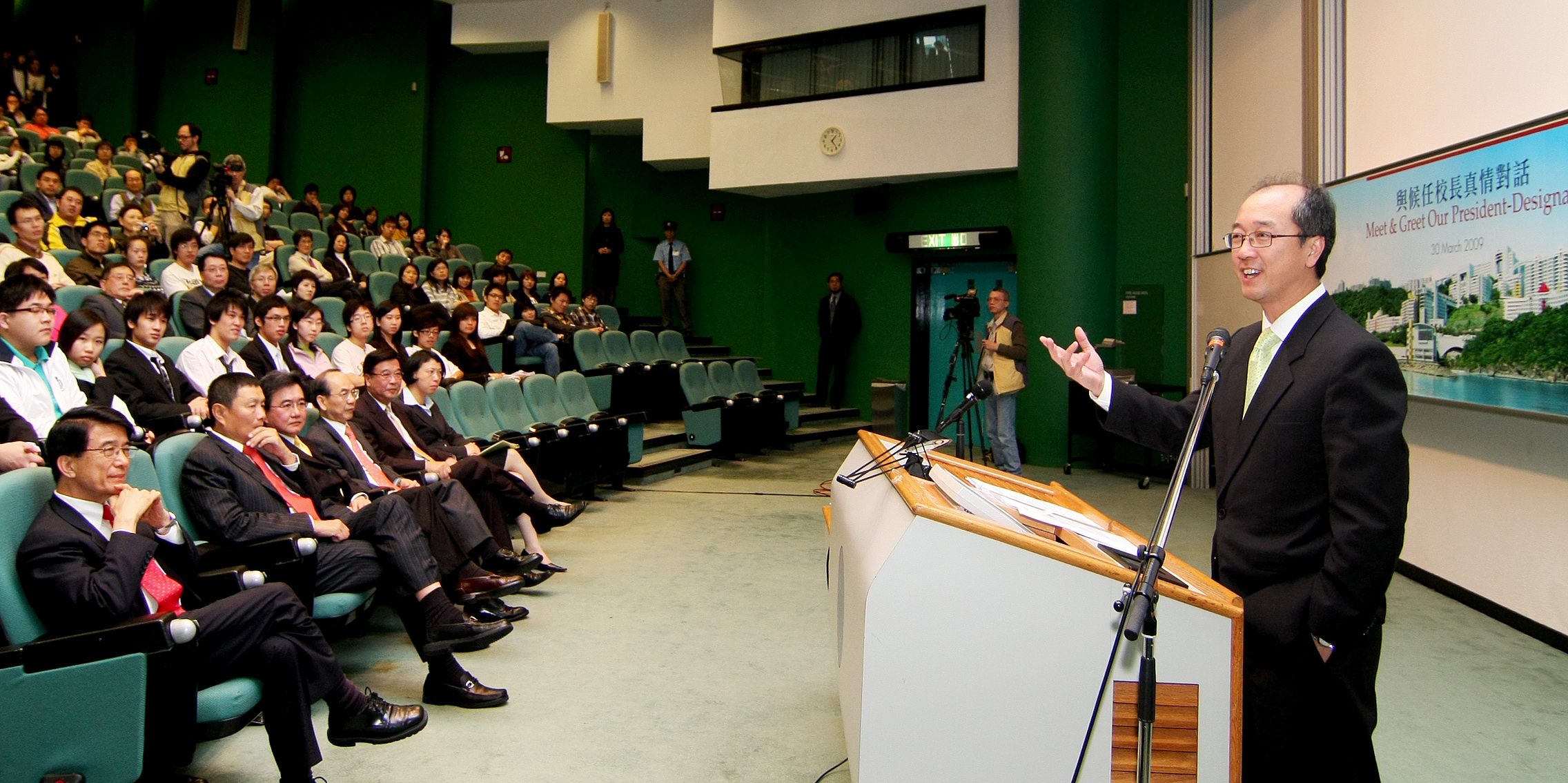  Prof Chan greets HKUST staff and students