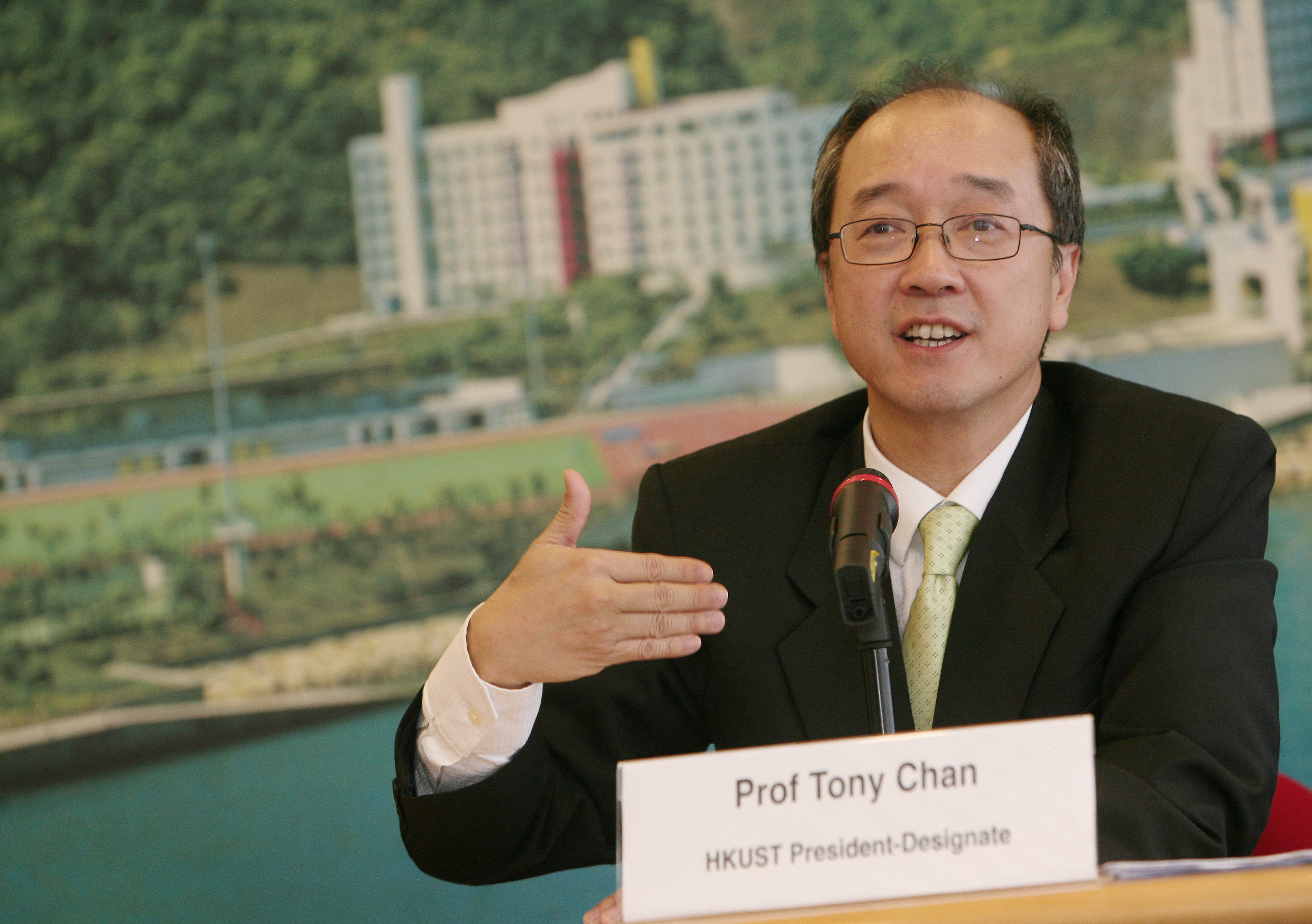  Prof Chan meets the media