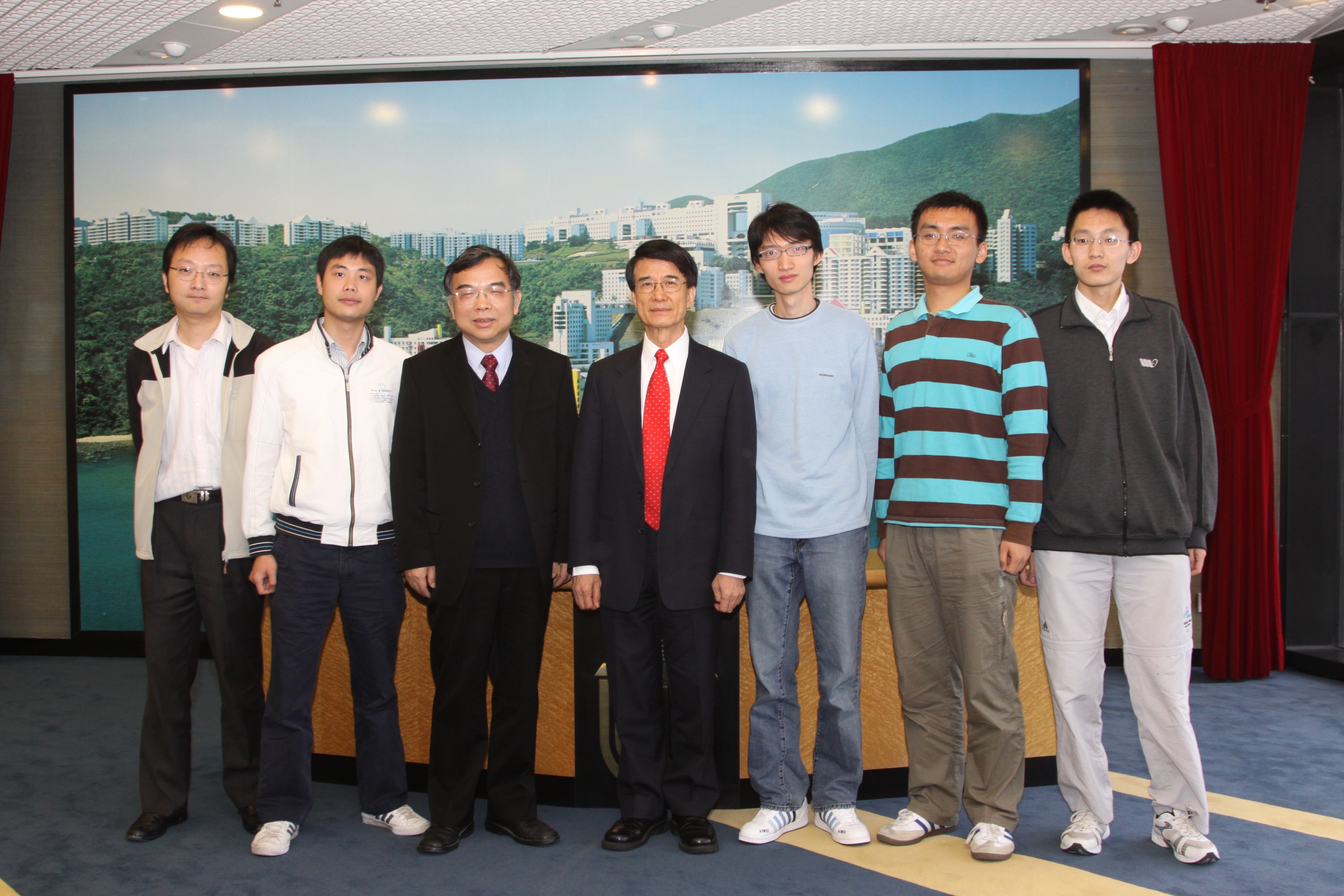  目 前 于 科 大 攻 读 博 士 课 程 的 几 位 武 汉 大 学 毕 业 生 与 顾 校 长 和 朱 校 长 合 照 。