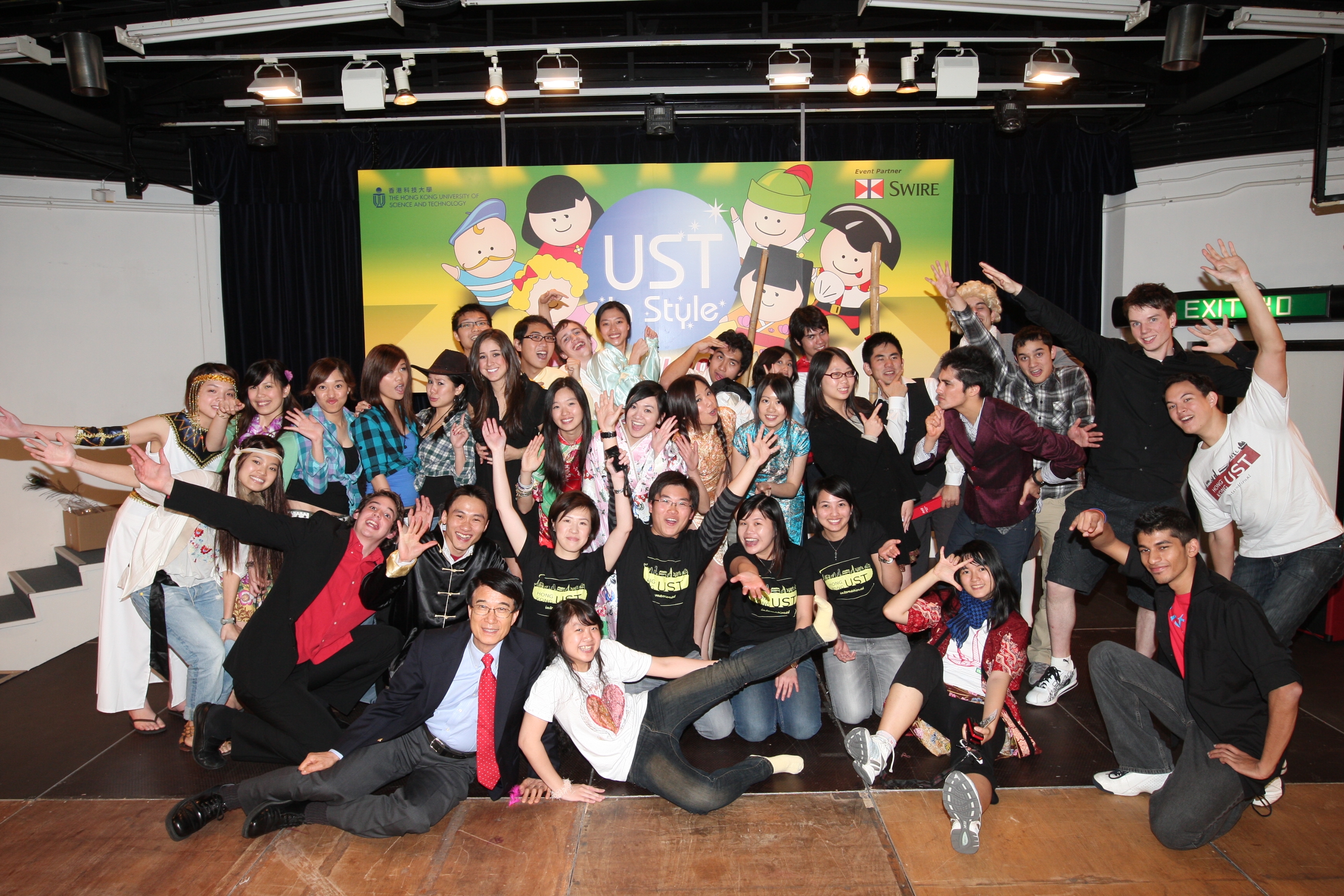  朱 经 武 校 长 与 学 生 打 成 一 片