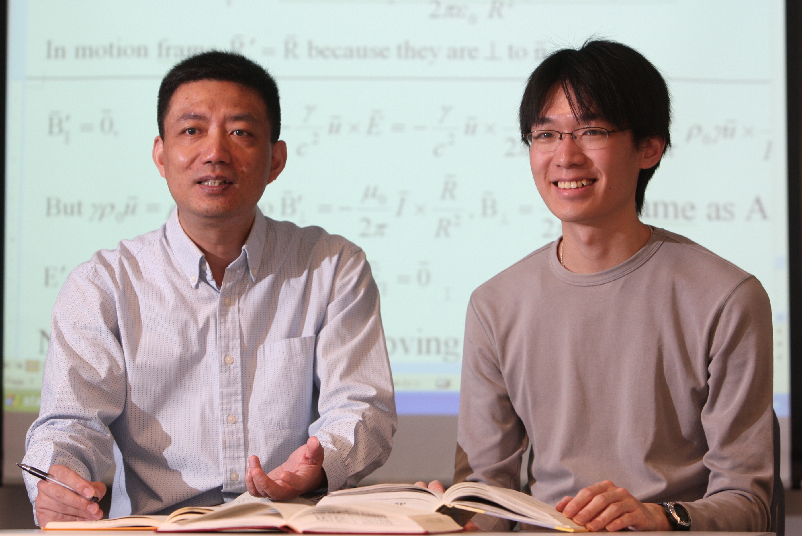 徐 乐 文 正 在 分 享 他 参 与 物 理 奥 林 匹 克 的 经 验 ， 旁 为 科 大 物 理 系 教 授 及 物 理 奥 林 匹 克 教 练 杨 志 宇 。	