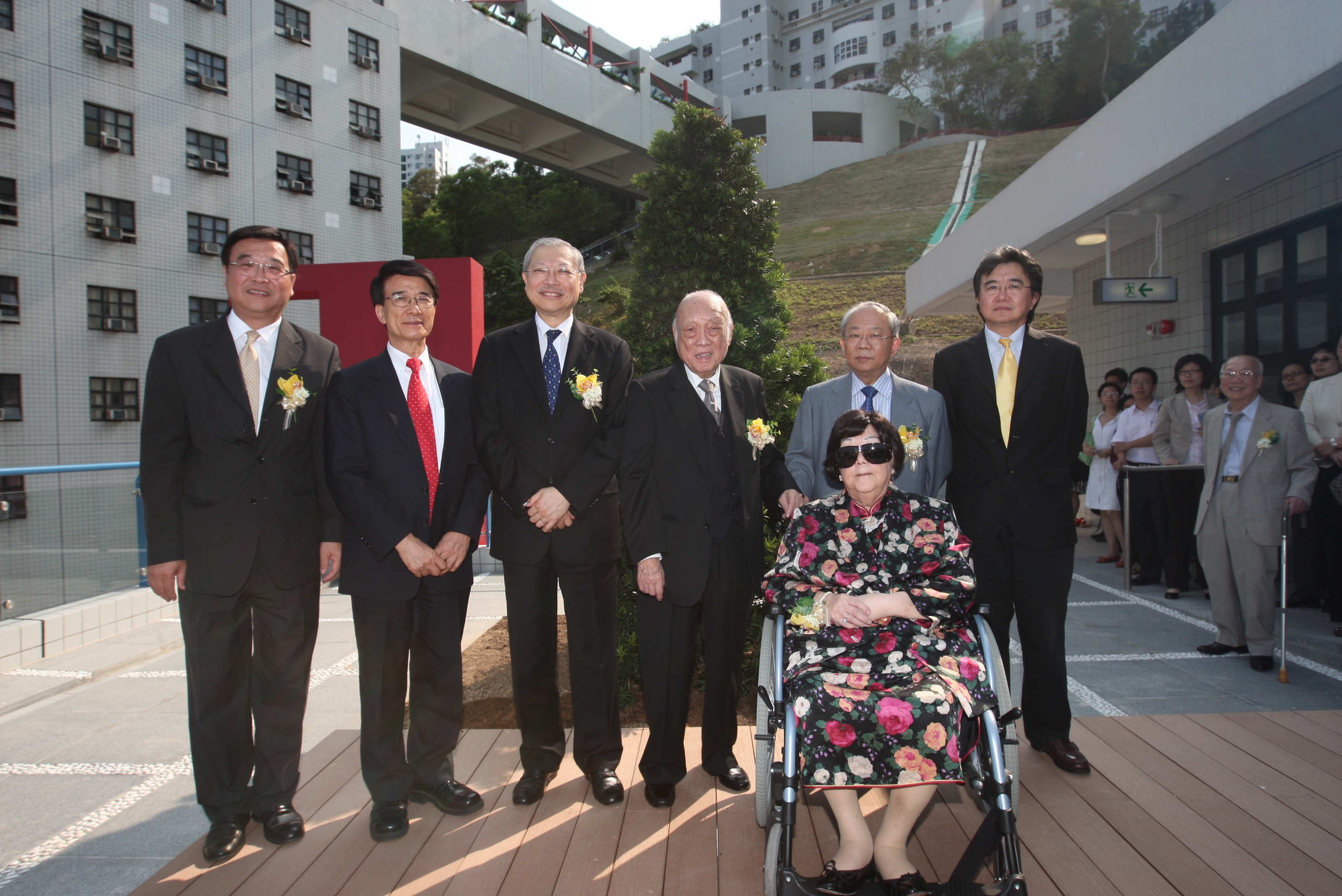 主 持 植 树 仪 式 的 嘉 宾 为 （ 左 起 ） 副 校 长 （ 行 政 ） 黄 玉 山 教 授 、 朱 经 武 校 长 、 教 育 局 局 长 孙 明 扬 、 陈 瑞 球 博 士 、 科 大 顾 问 委 员 会 主 席 陈 祖 泽 博 士 、 首 席 副 校 长 钱 大 康 教 授 及 （ 前 排 ） 陈 林 满 珍 女 士 。	