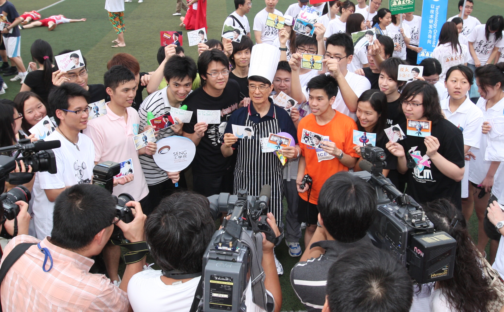  A group of HKUST students and alumni write goodwill messages to President Chu.