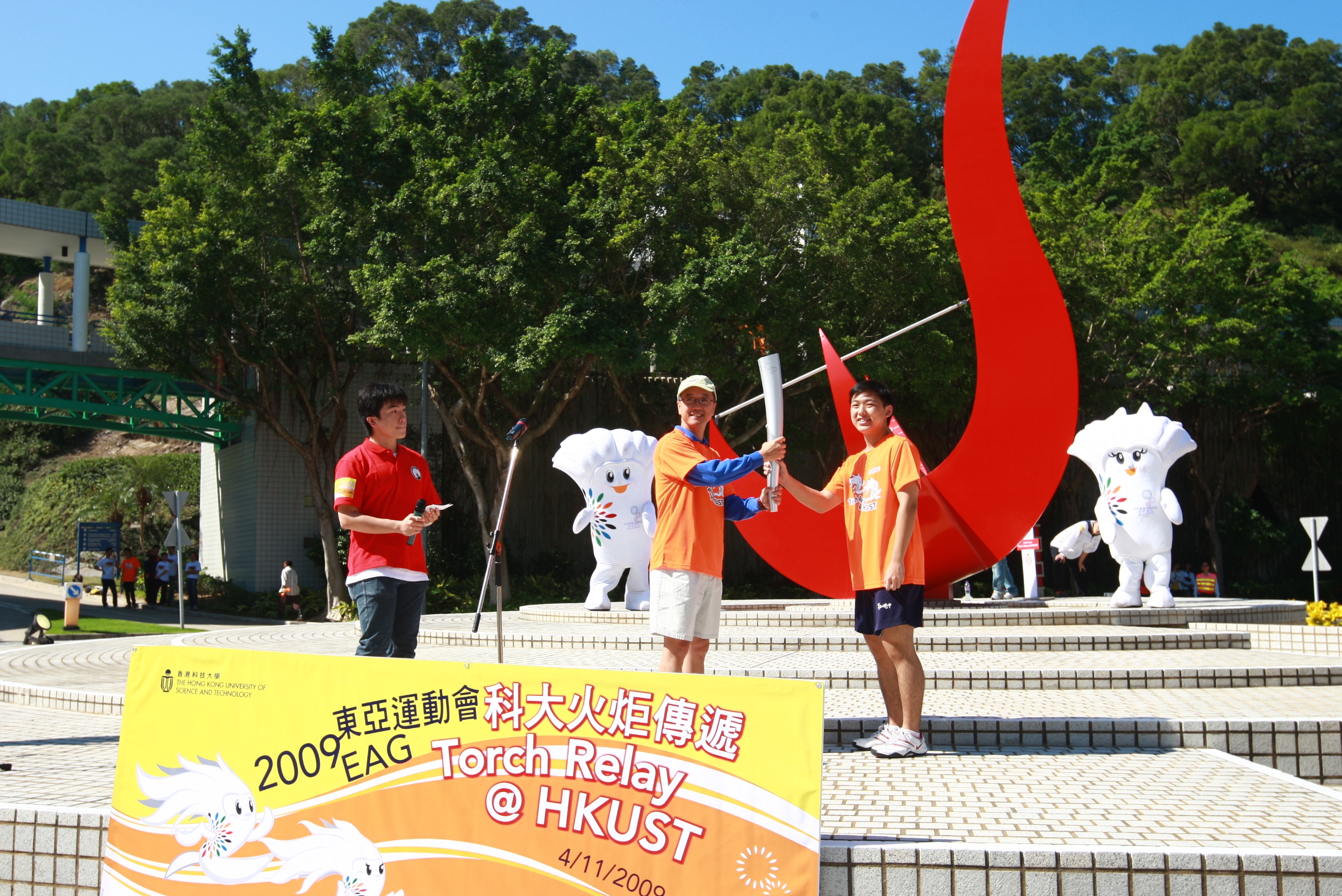  President Tony F Chan kicks off the torch relay by passing the torch to the first torch bearer.