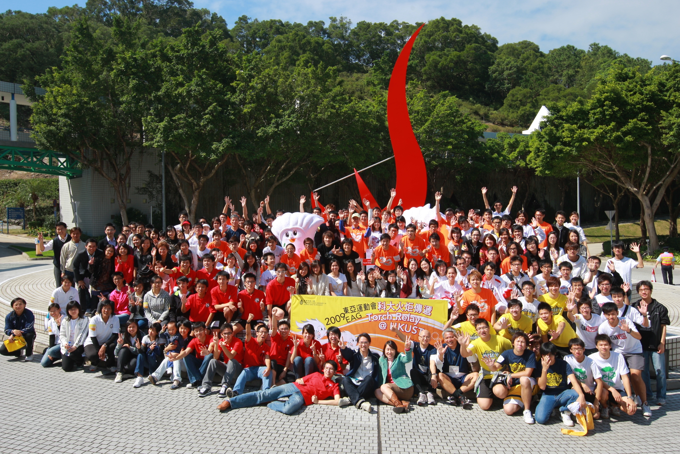  President Tony F Chan and all the torch bearers as well as participating HKUST members.