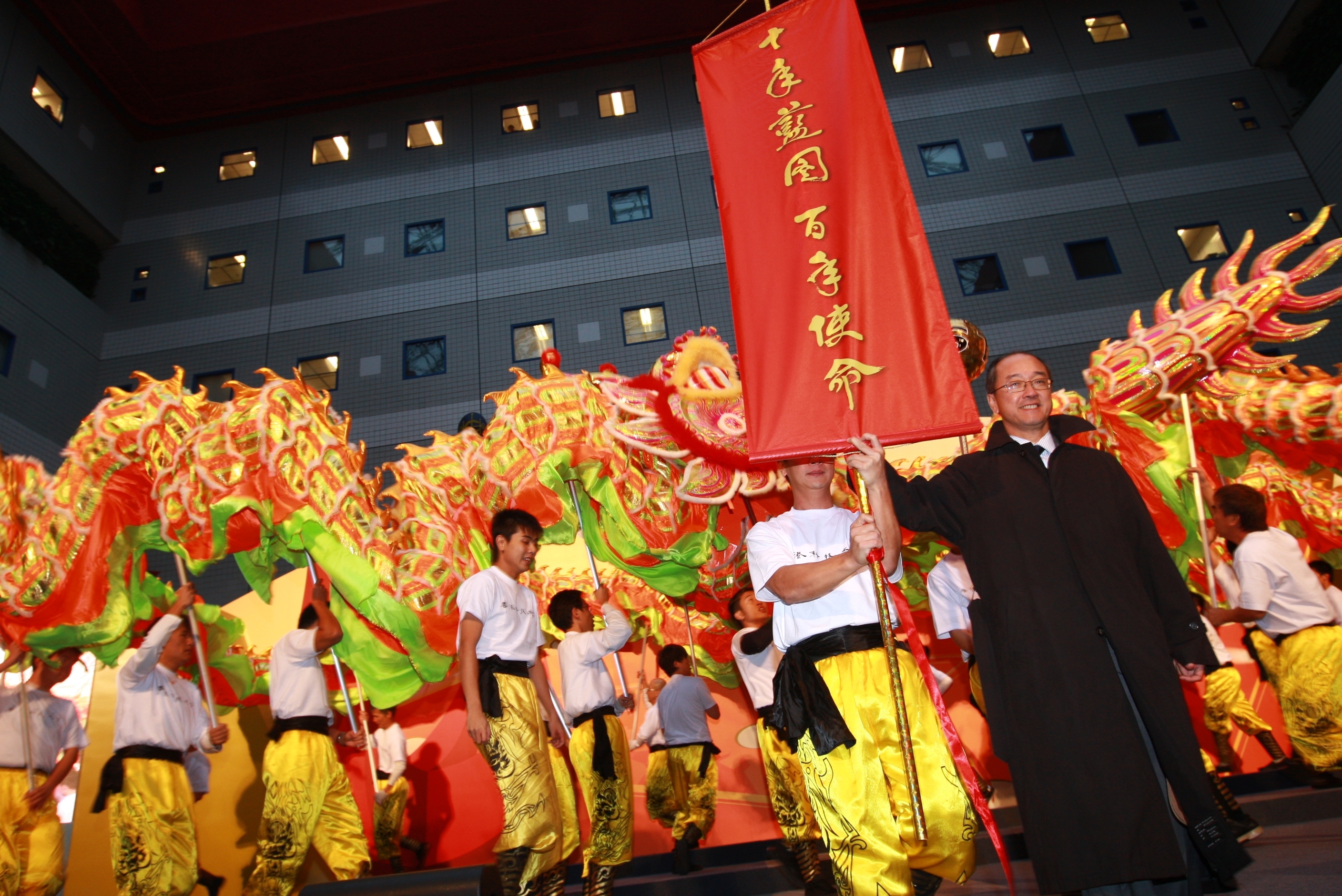 舞 動 金 龍 後 ， 陳 繁 昌 校 長 高 舉 「 十 年 藍 圖 ， 百 年 使 命 」 的 旗 幟 。	