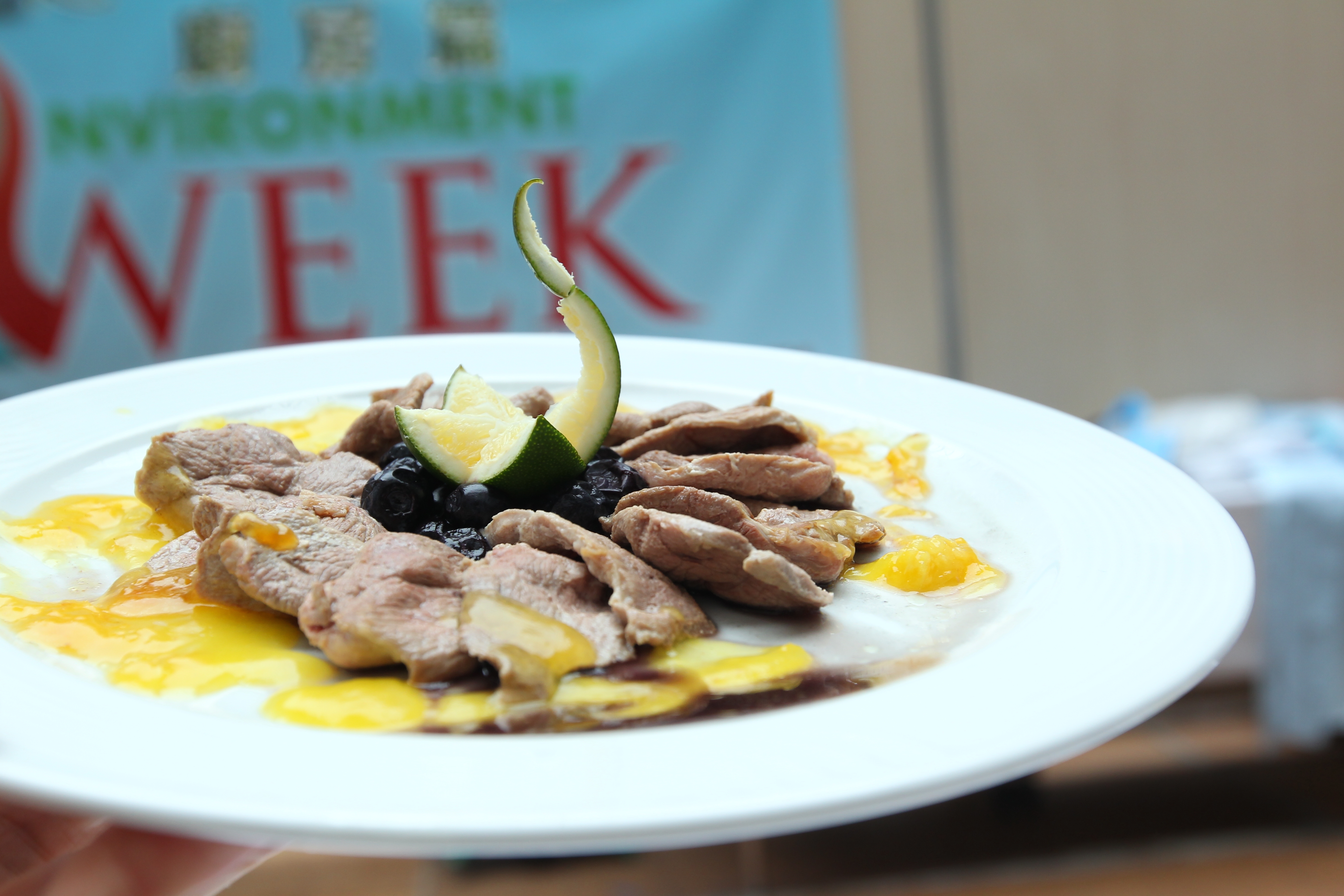 陈 繁 昌 校 长 烹 调 的 「 青 出 于 蓝 一 定 得 」 ， 材 料 包 括 青 柠 、 蓝 莓 和 鸭 胸 。	