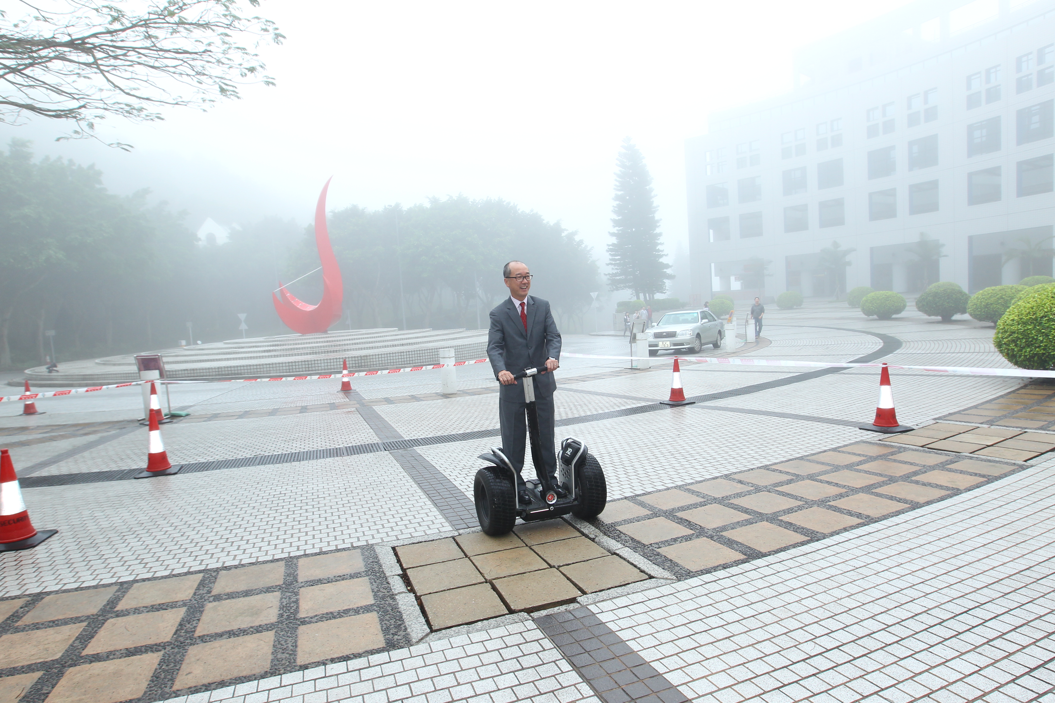 陈 校 长 试 用 轻 巧 的 电 动 代 步 工 具 。	