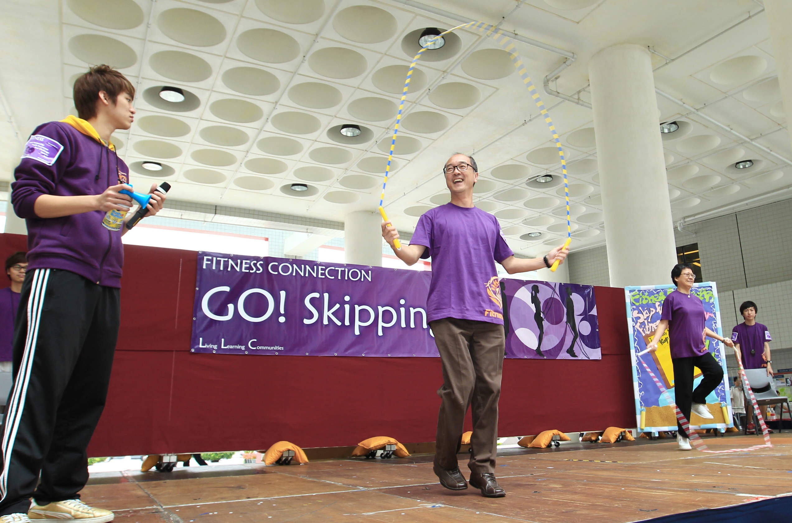 陈 校 长 示 范 跳 绳 一 分 钟 。	