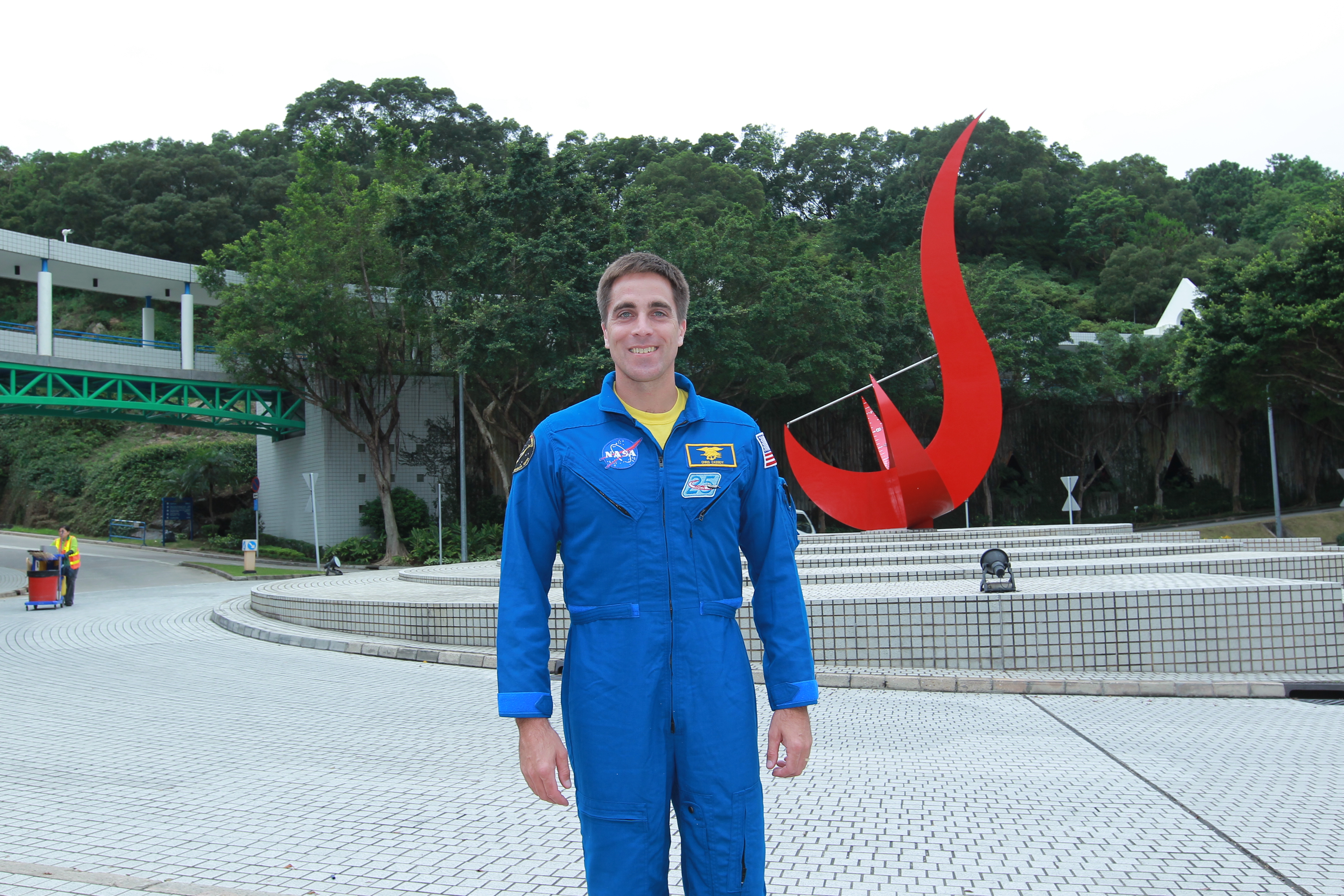  Commander Cassidy at the HKUST entrance piazza
