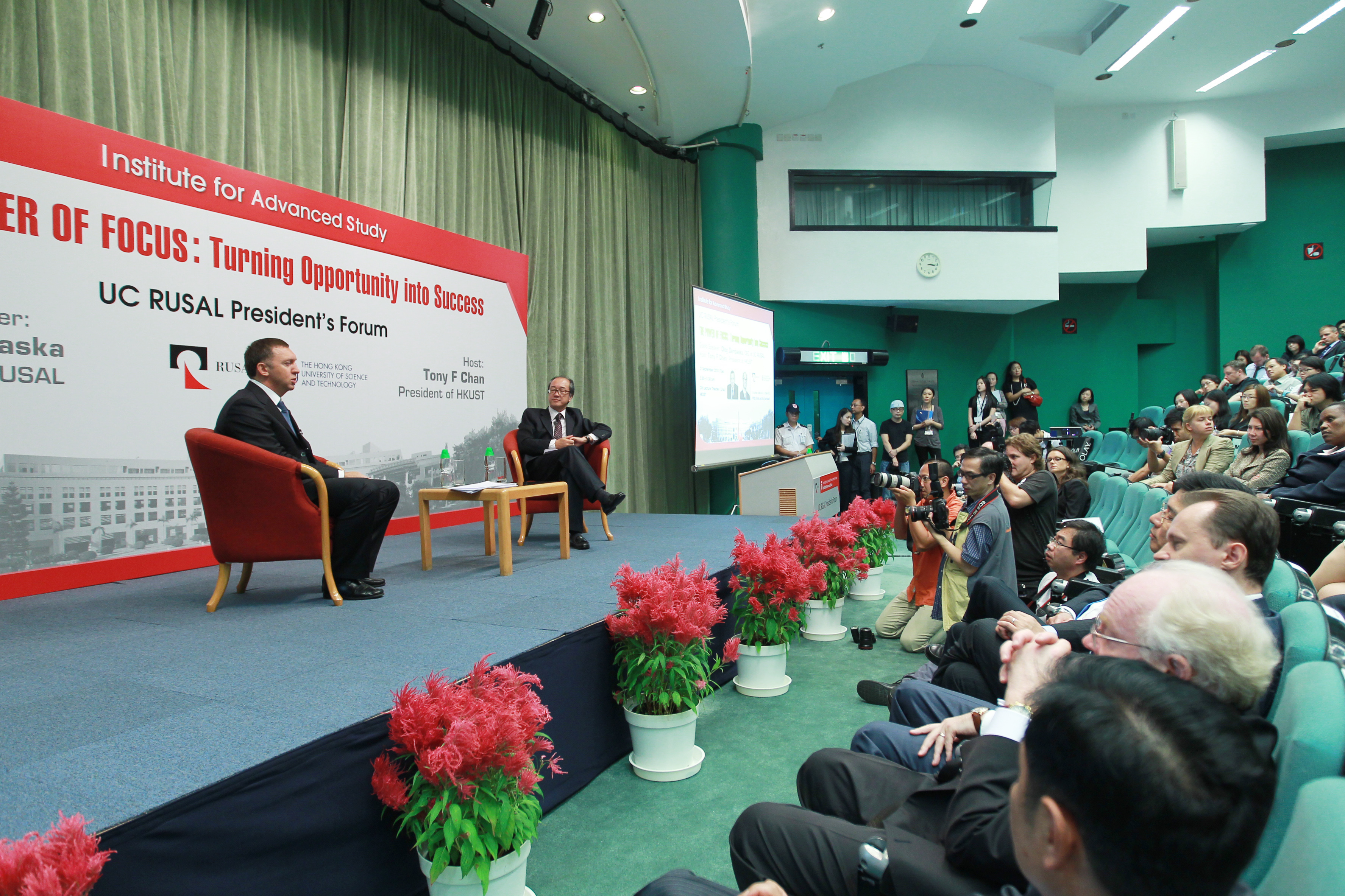 Mr Deripaska and President Chan in dialogue on the power of focus.	