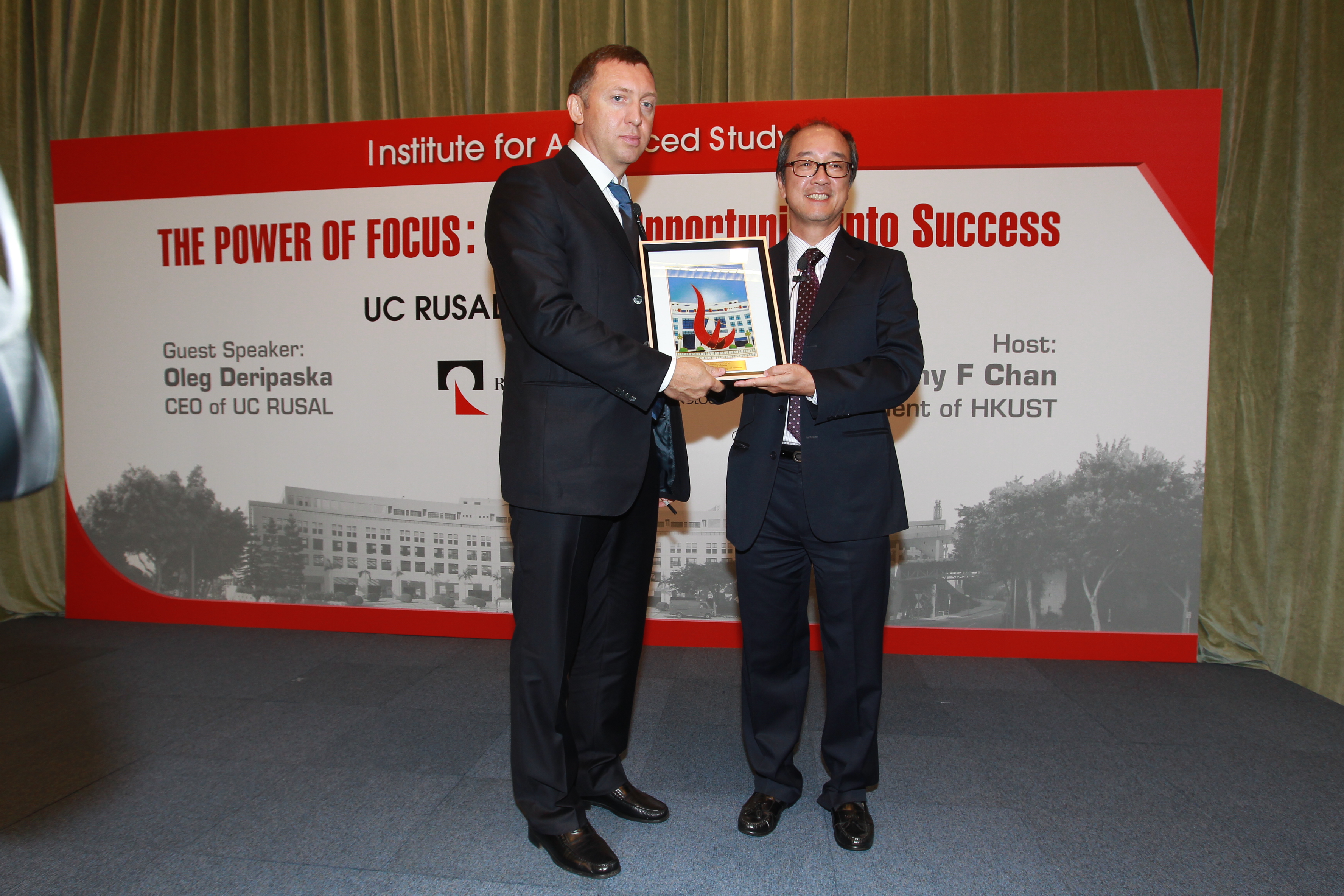 President Chan presents an HKUST souvenir to Mr Deripaska	