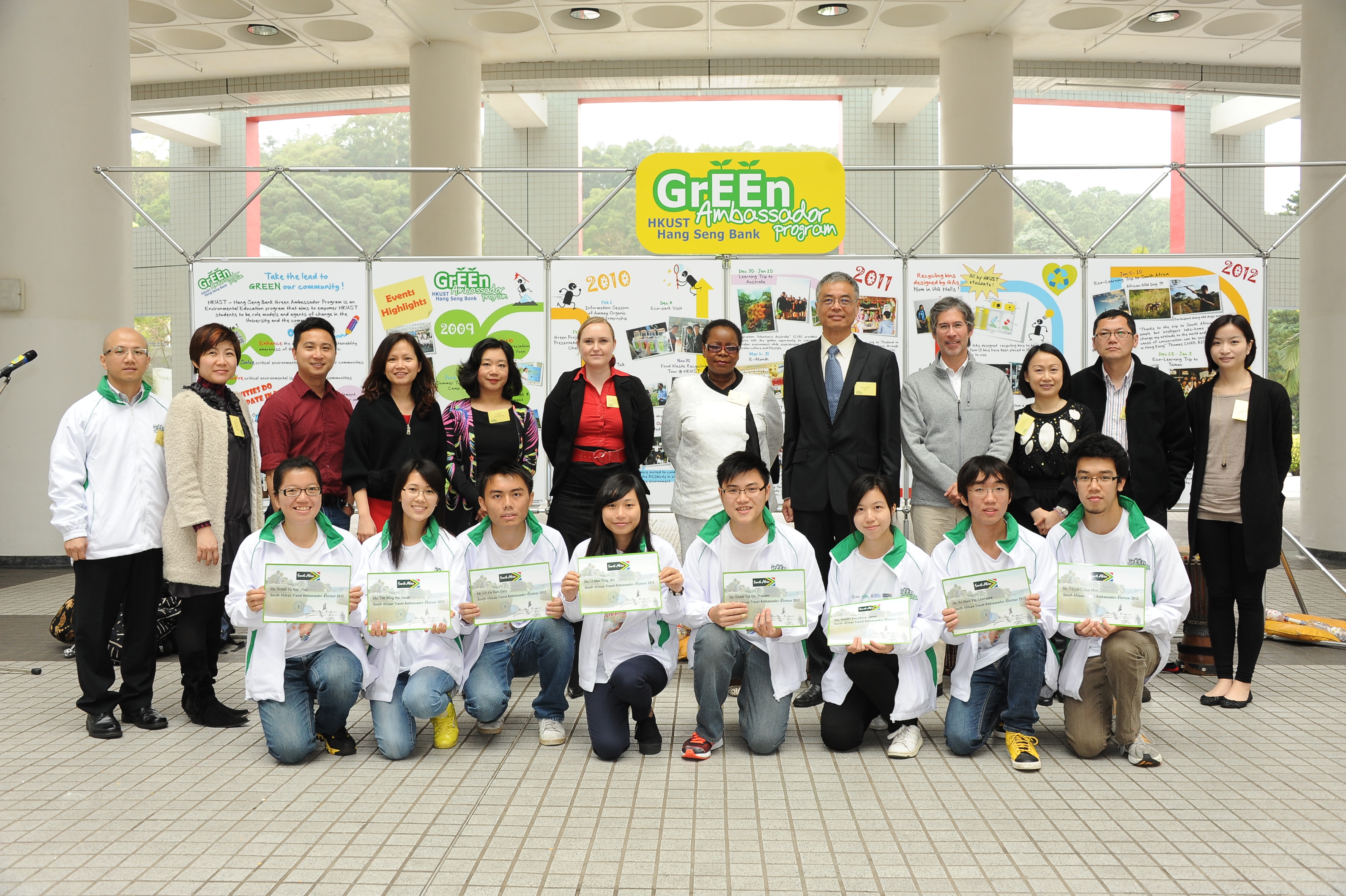South African Consul-General in HKSAR Ms Nomatemba Tambo presents South African Travel Ambassadors certificates to eight HKUST students.