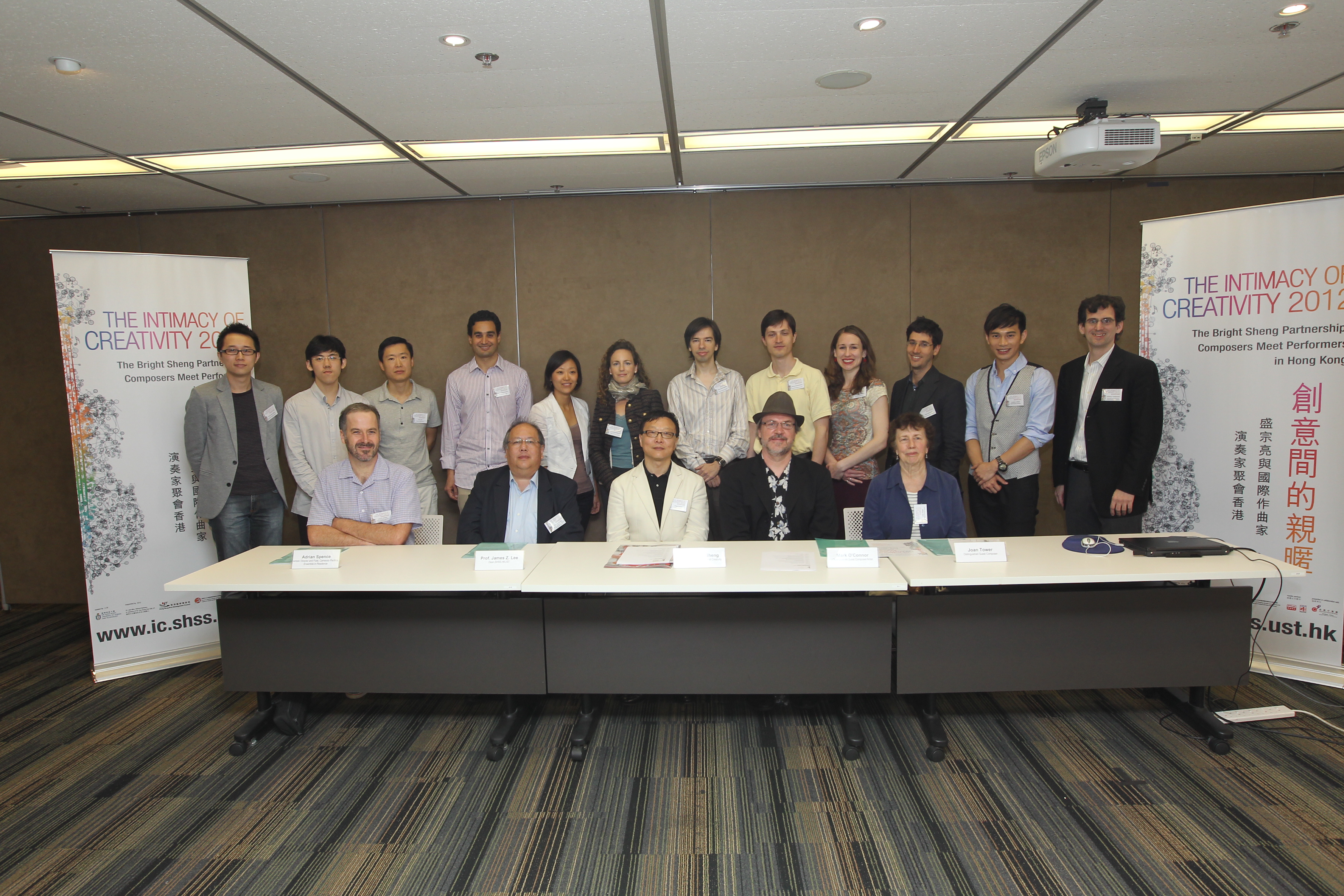 科 大 人 文 社 会 科 学 学 院 院 长 李 中 清 教 授 （ 前 排 左 二 ） 联 同 一 众 世 界 知 名 音 乐 家 包 括 （ 前 排 左 起 ） Adrian Spence 先 生 、 盛 宗 亮 先 生 、 Mark O’Connor 先 生 及 Joan Tower 女 士 等 透 过 「 创 意 间 的 亲 昵 」 迸 发 艺 术 创 作 新 思 维。	