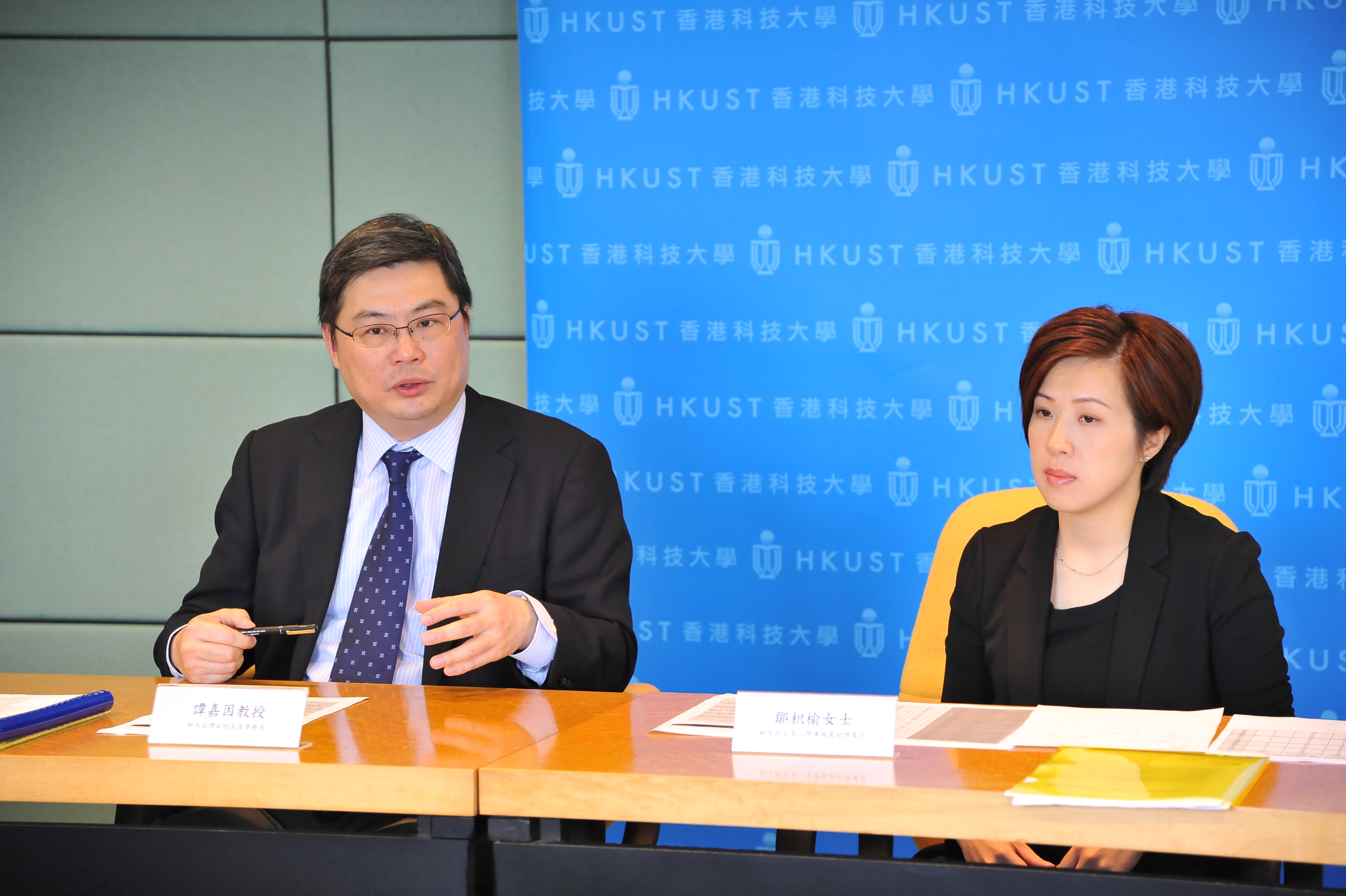 科 大 协 理 副 校 长 及 学 务 长 谭 嘉 因 教 授 、 本 科 生 招 生 及 入 学 事 务 处 助 理 处 长 邹 枳 榆 女 士 阐 释 2012/13 年 度 非 本 地 生 历 来 最 高 的 申 请 。