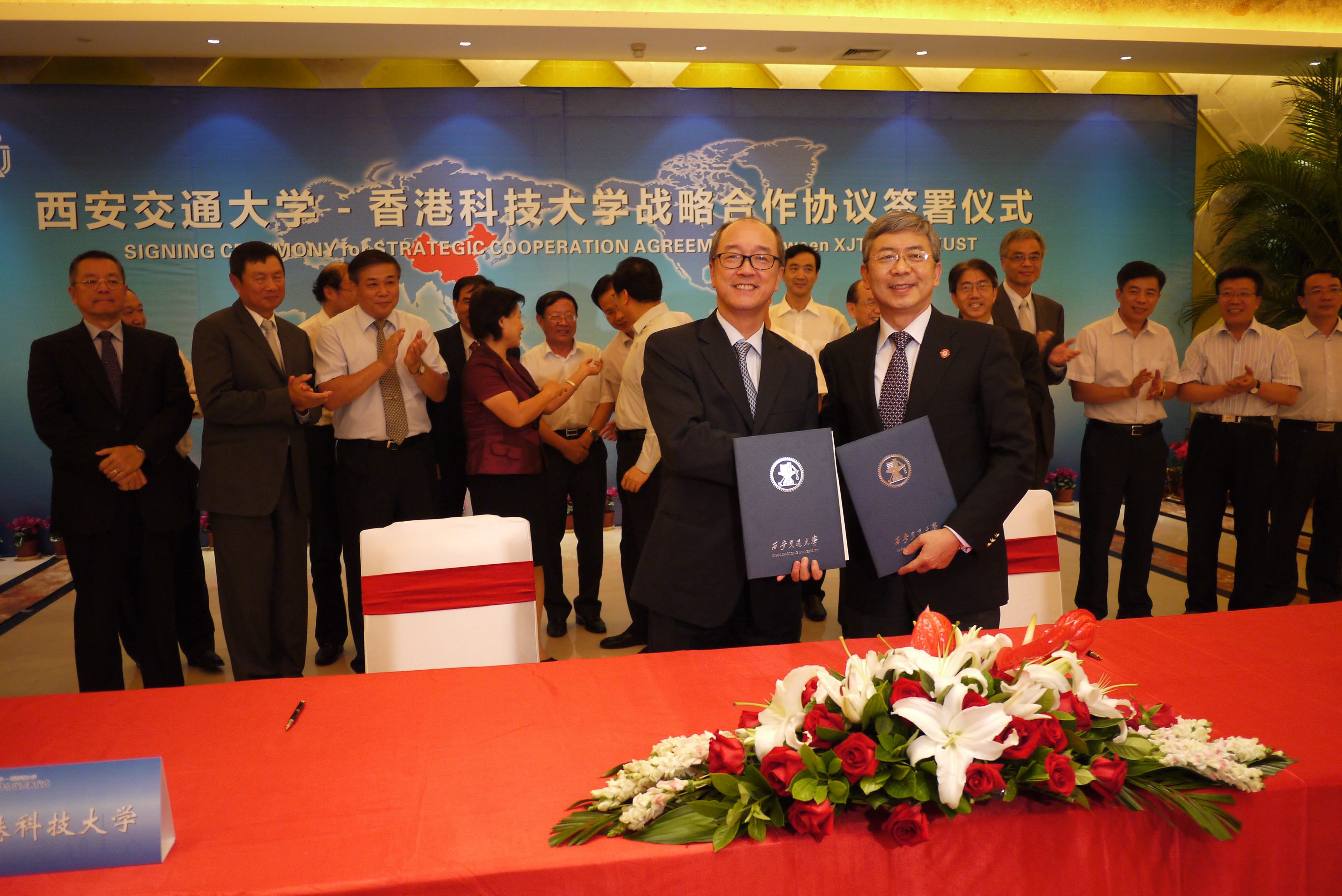  科 大 校 长 陈 繁 昌 教 授 ( 左 ) 及 西 安 交 大 校 长 郑 南 宁 教 授 签 署 策 略 合 作 协 议 ， 共 建 可 持 续 发 展 学 院 。