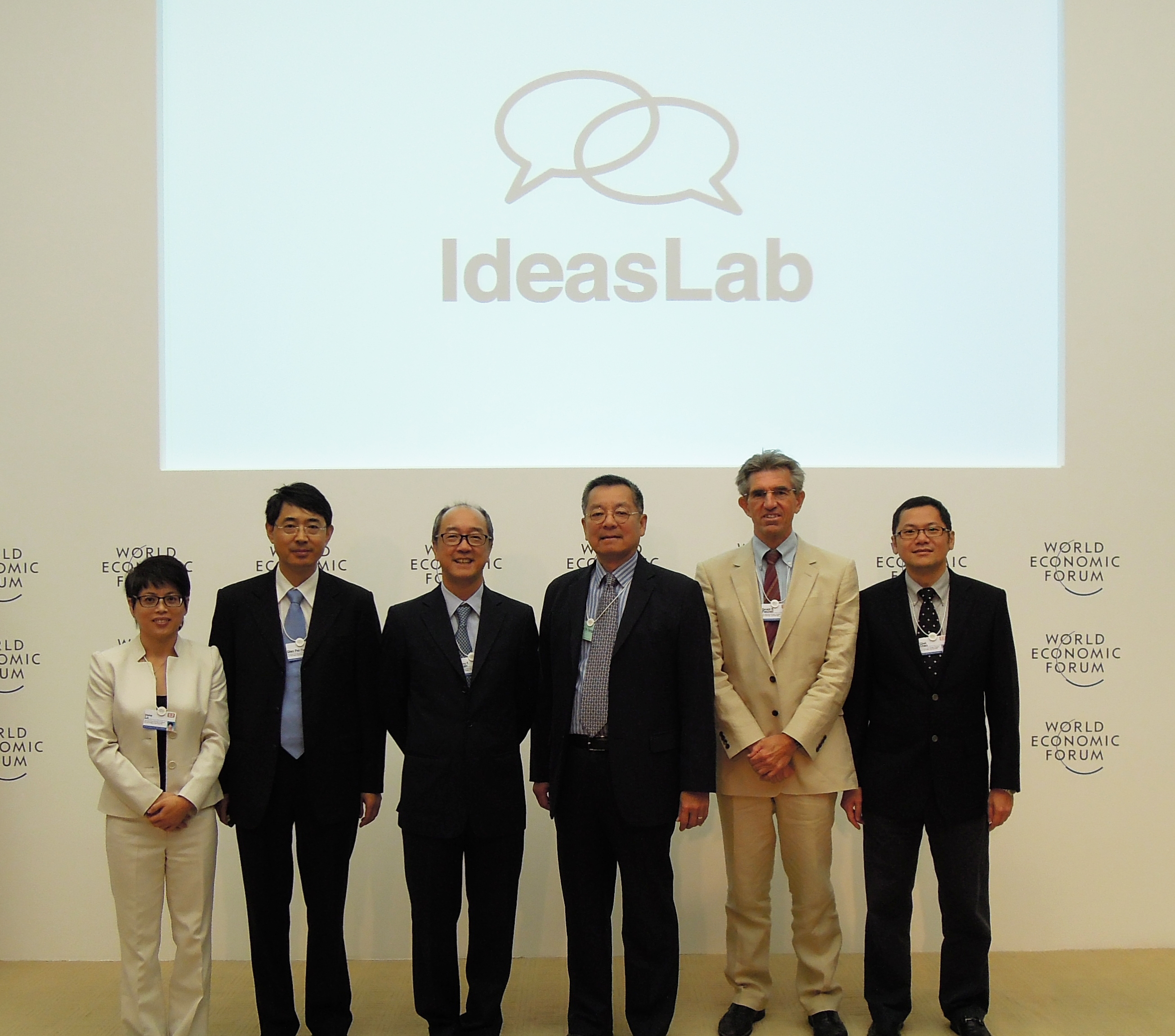 （ 左 起 ） 科 大 土 木 及 环 境 工 程 学 系 劳 敏 慈 教 授 、 生 命 科 学 部 钱 培 元 讲 座 教 授 、 校 长 陈 繁 昌 教 授 、 副 校 长 翁 以 登 博 士 、 社 会 科 学 部 百 察 乐 副 教 授 及 环 境 学 部 主 任 陈 泽 强 教 授 于 世 界 经 济 论 坛 上 。