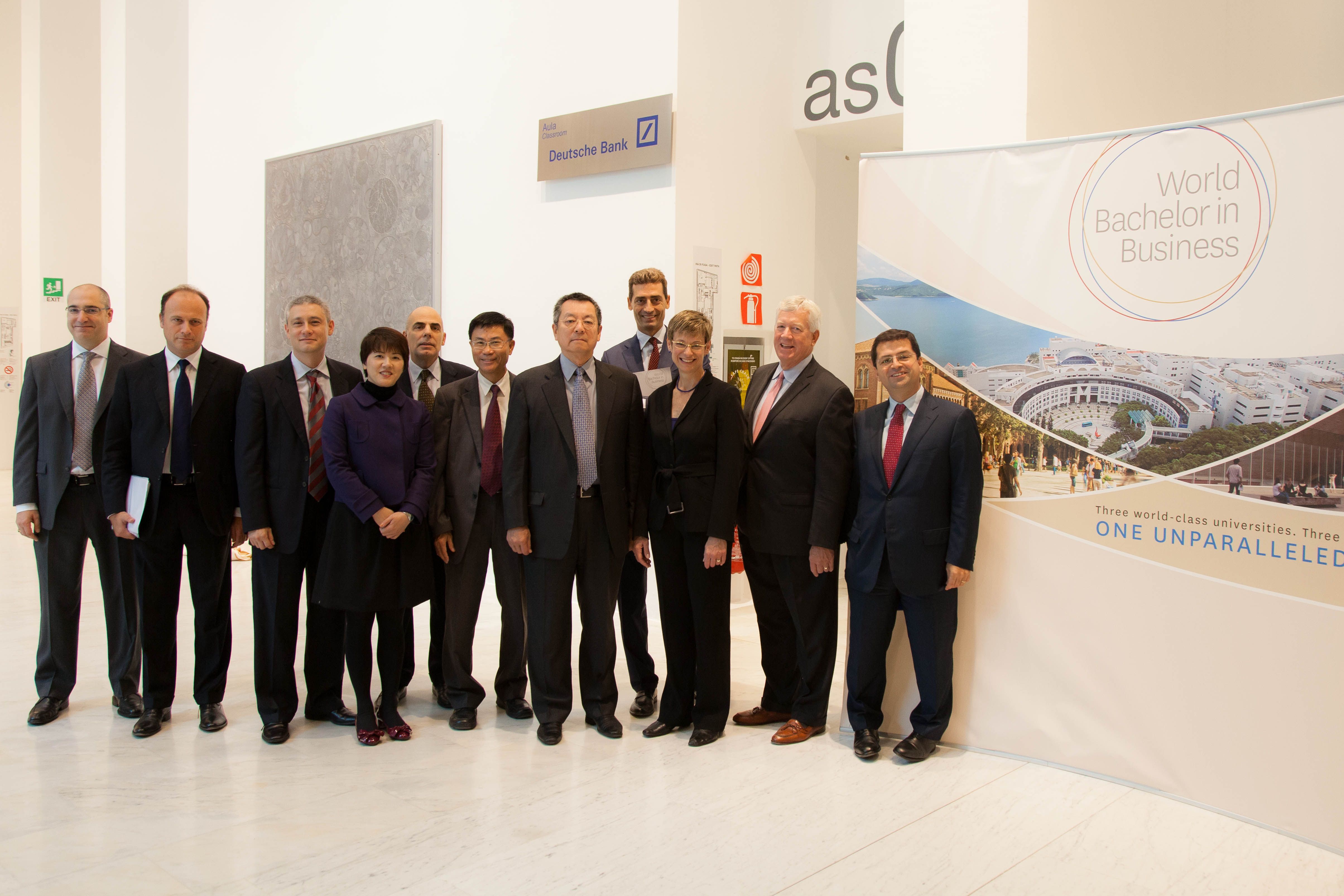 三 所 大 学 的 代 表 于 全 球 工 商 管 理 学 士 课 程 正 式 开 展 活 动 上 合 照。	