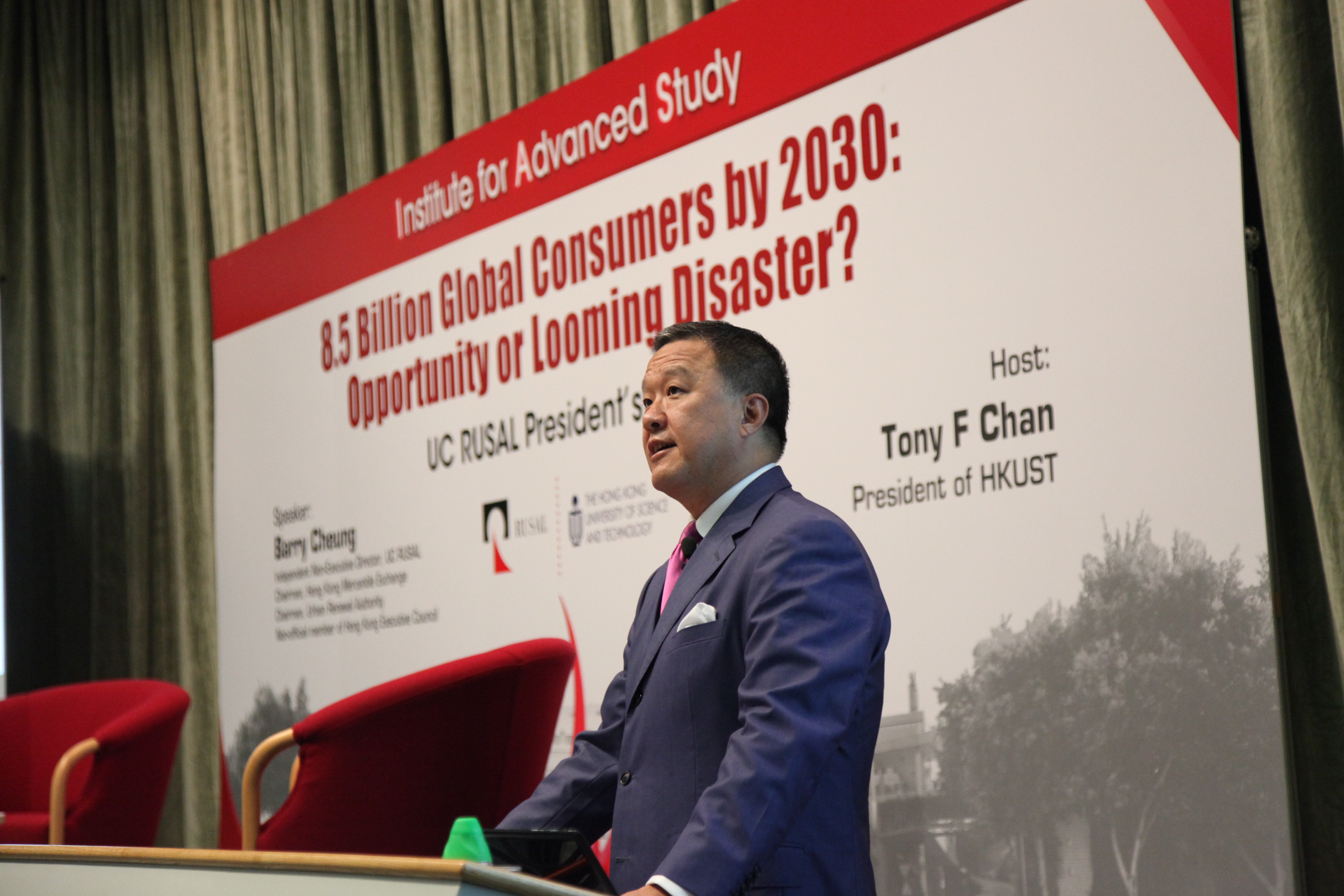 Mr Barry Cheung analyzing the global consumer market trend with growing population.