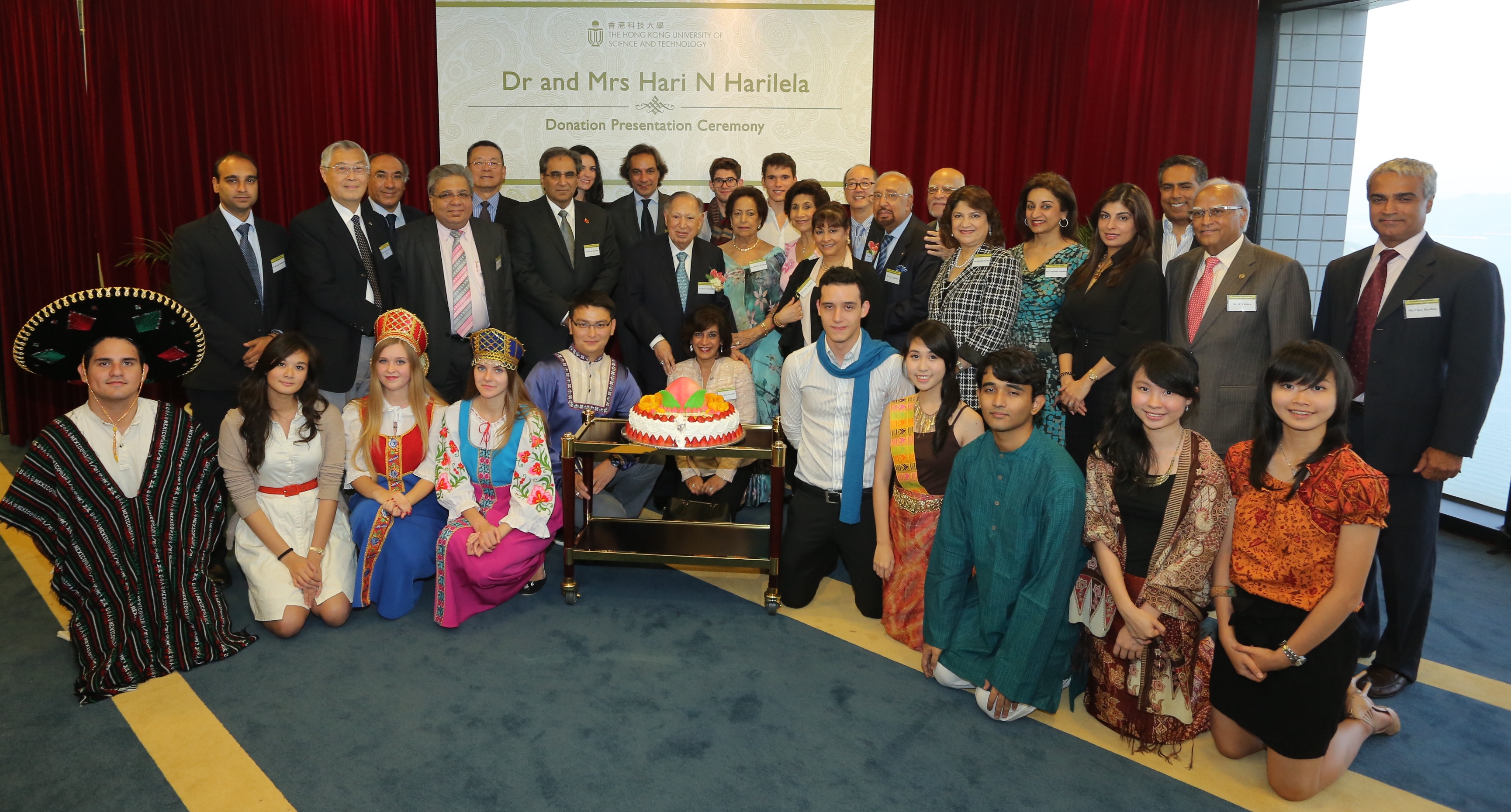 A birthday celebration – Dr Hari N Harilela, family and friends, HKUST leaders and students. His birthday wish is to see HKUST at top of the academic world. Happy birthday, Dr Harilela!