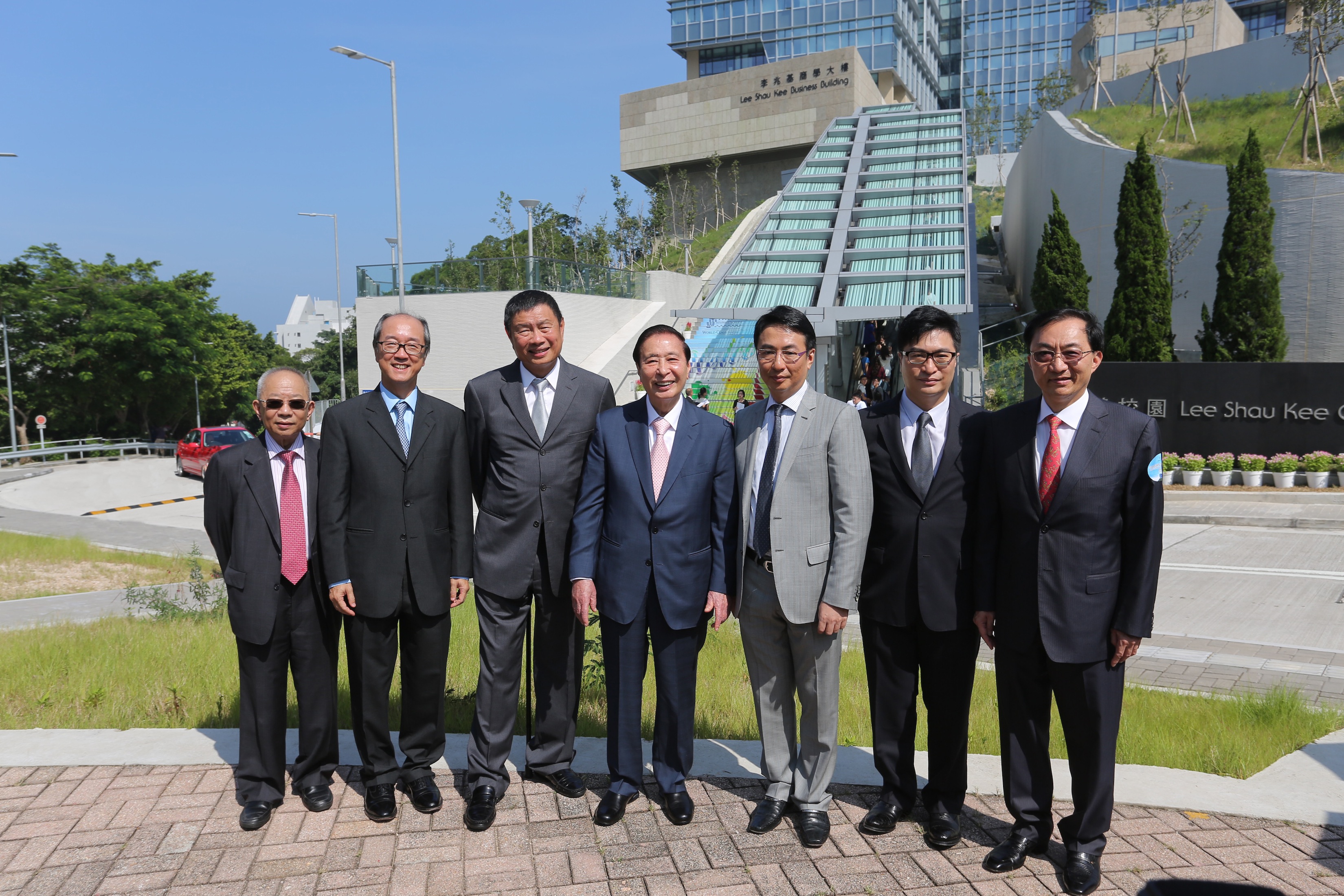  Officiating guests at the entrance of the Lee Shau Kee Campus. From left: HKUST Court Chairman Dr John Chan, President Prof Tony Chan, Council Chairman Dr Marvin Cheung, Henderson Land Chairman Dr Lee Shau Kee, Vice Chairmen Mr Peter Lee, Mr Martin Lee and Mr Colin Lam.
